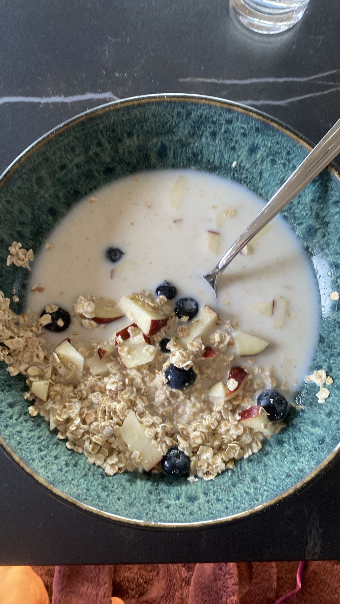 Havregryn med frugt og mælk