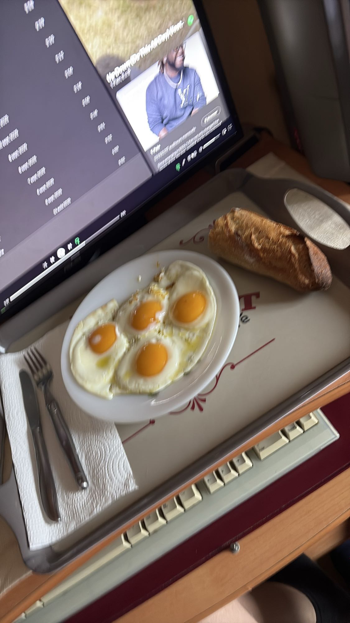 Oeufs au plat et baguette