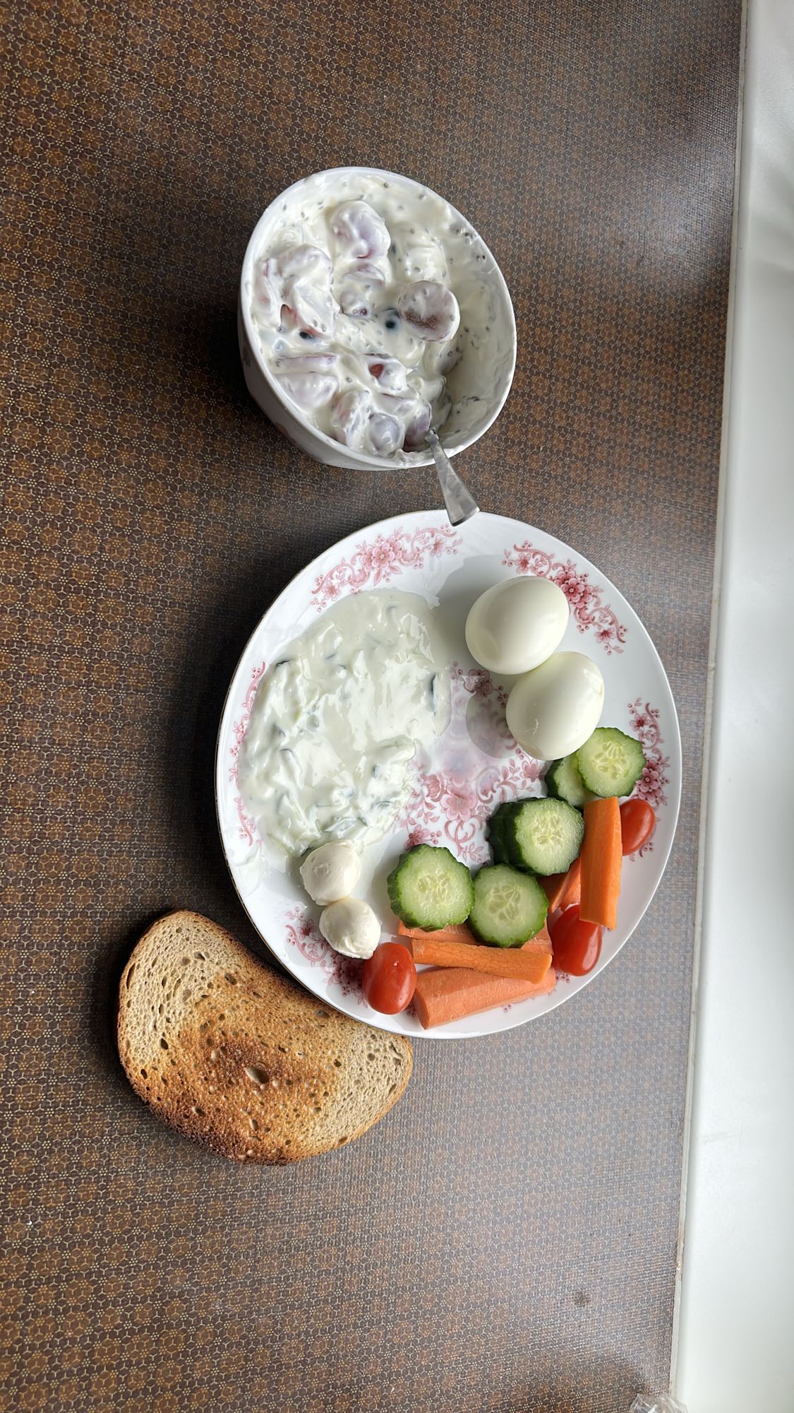 Kahvaltı tabağı ve yoğurtlu meyve