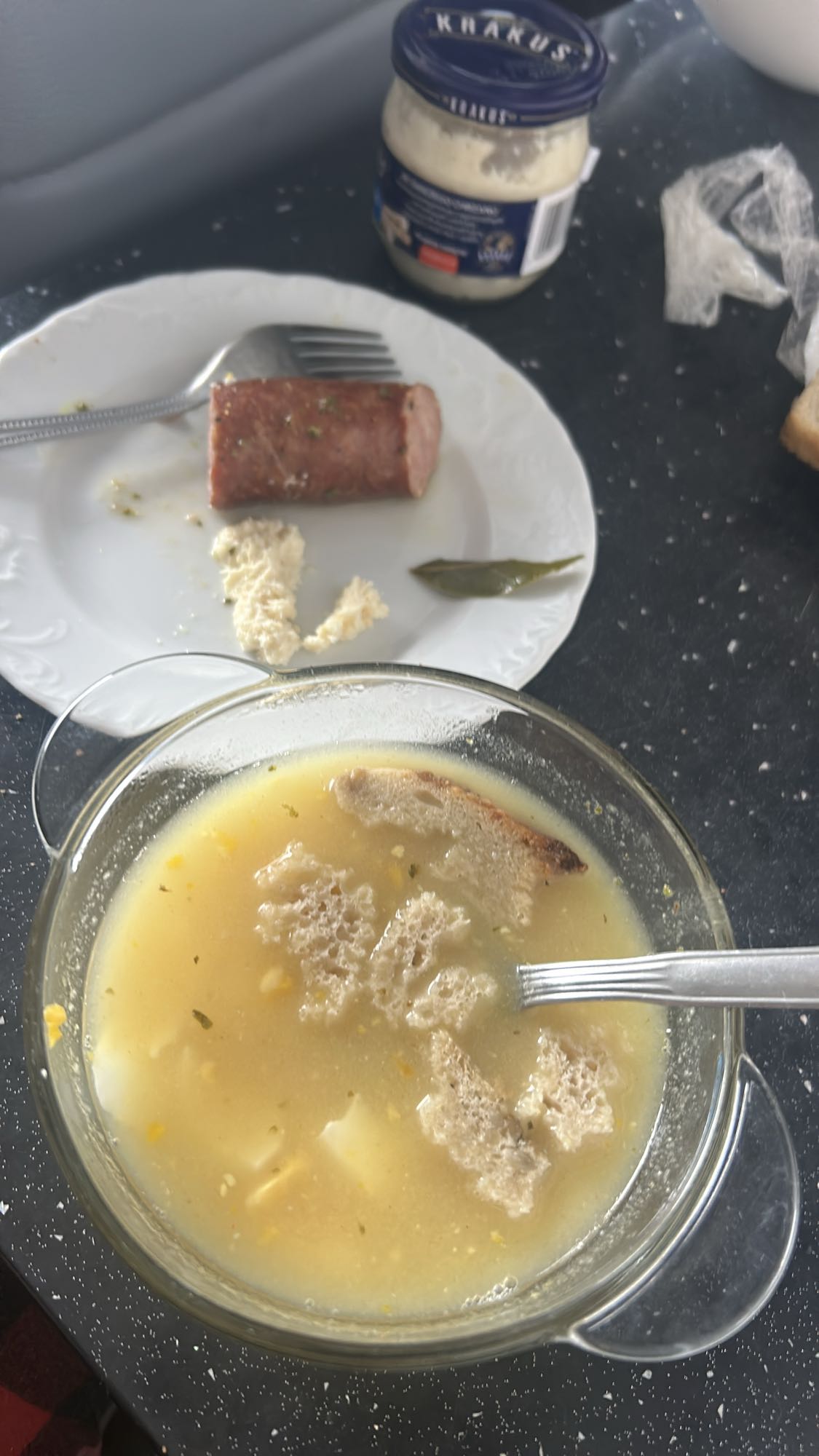 żurek z kiełbasą i chlebem