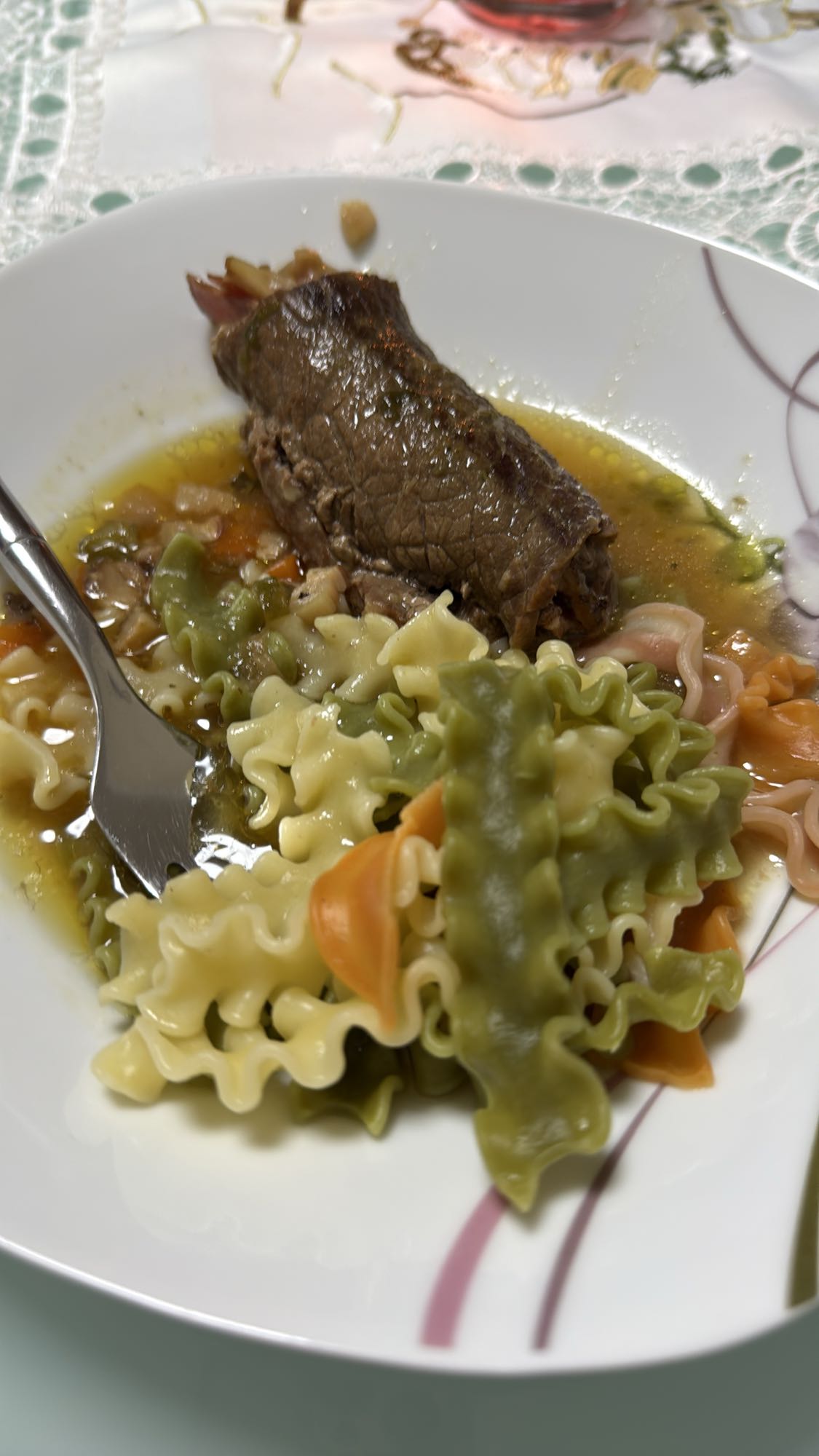 Rindfleisch mit bunter Pasta