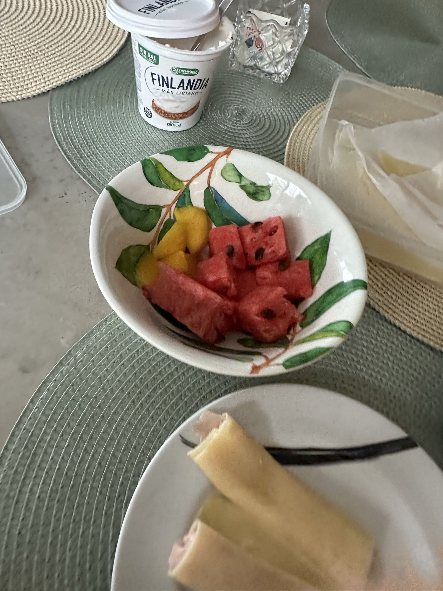 Frutas y rollos de jamón y queso