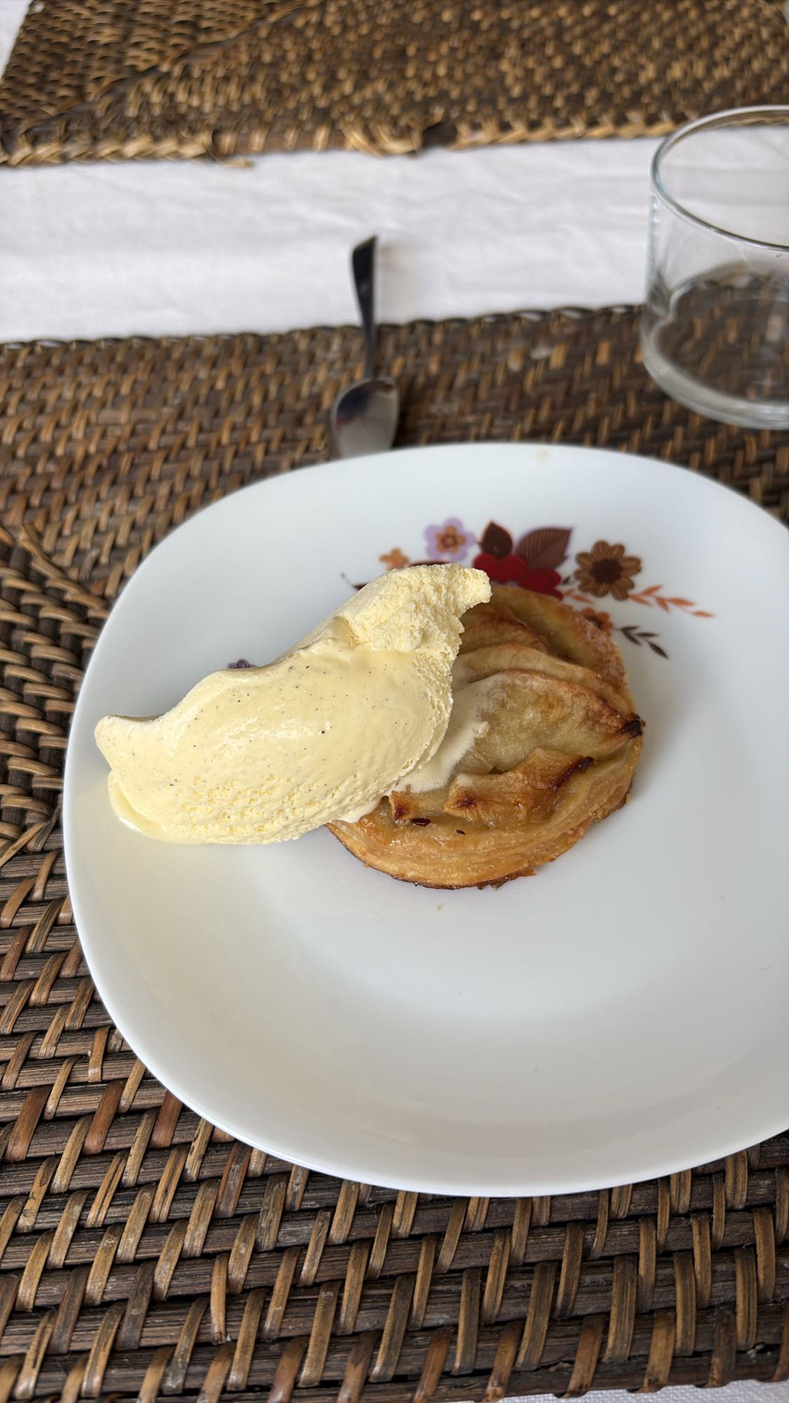 Tarte aux pommes et glace