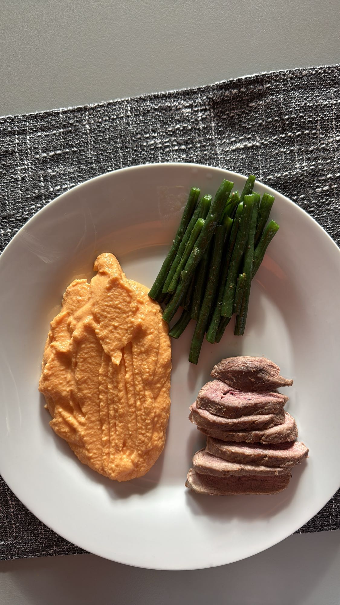 Vită cu piure de morcovi și fasole verde