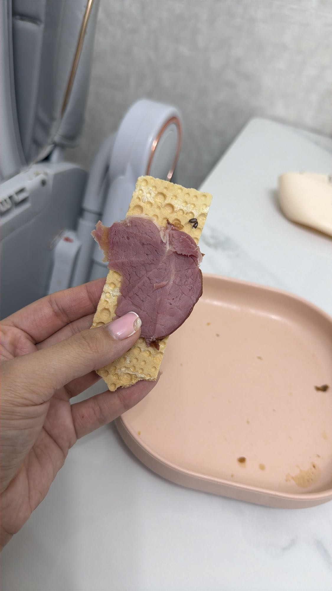 хлебец с ветчиной