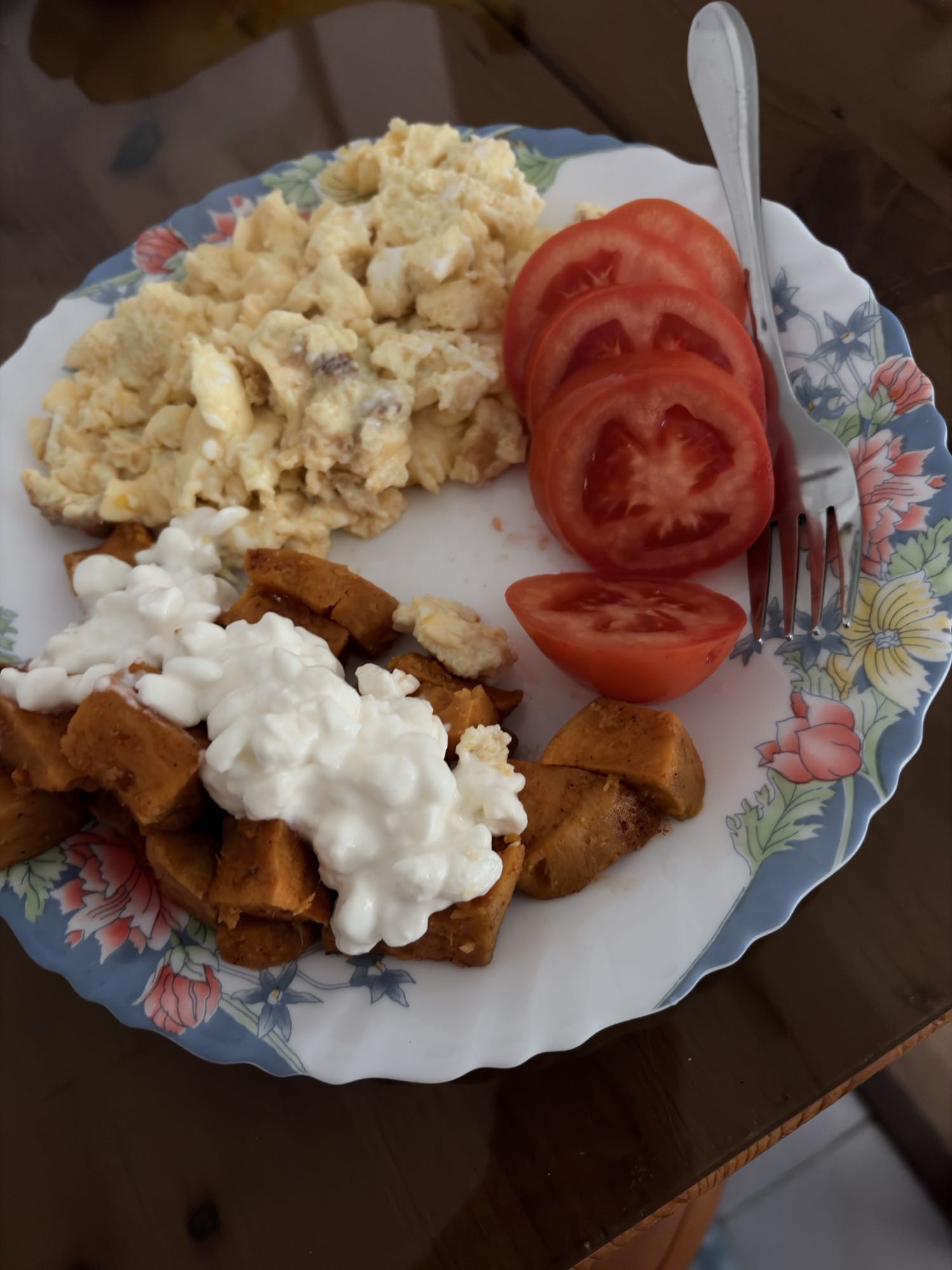 Cină cu albușuri, ouă întregi, cartofi dulci, brânză cottage light și roșii