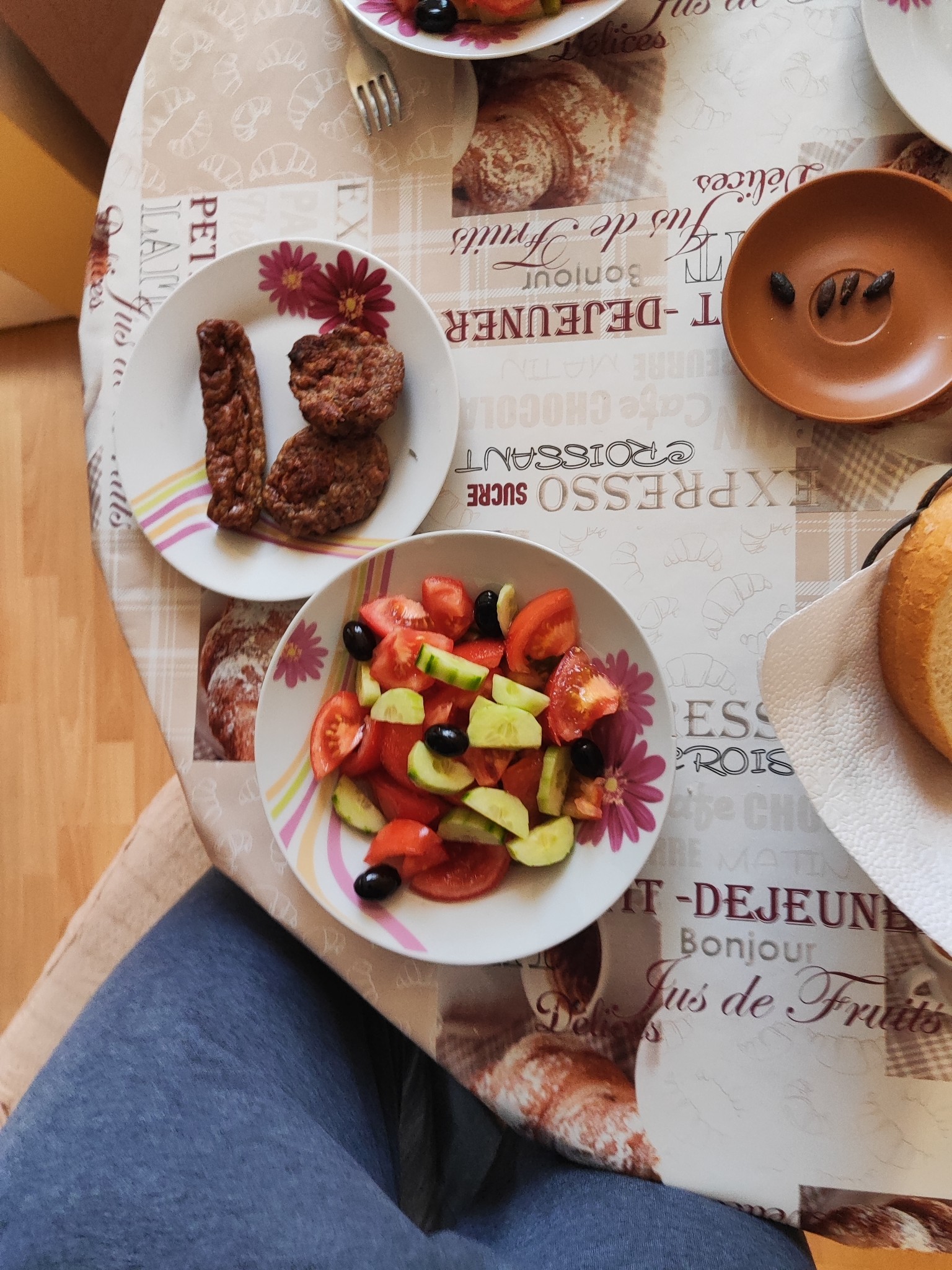 Meat patties and salad