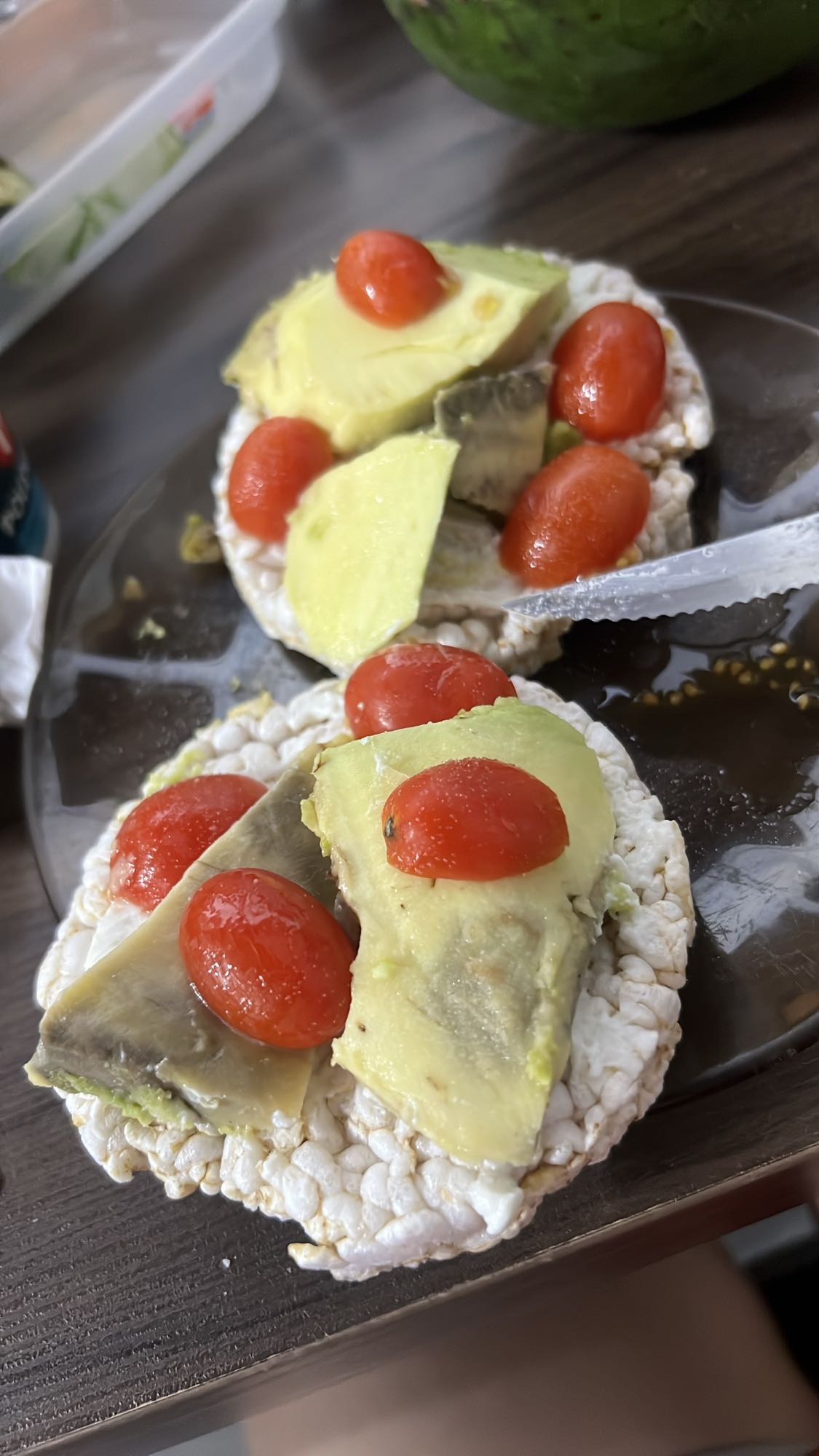 Rice cakes with avocado and tomato