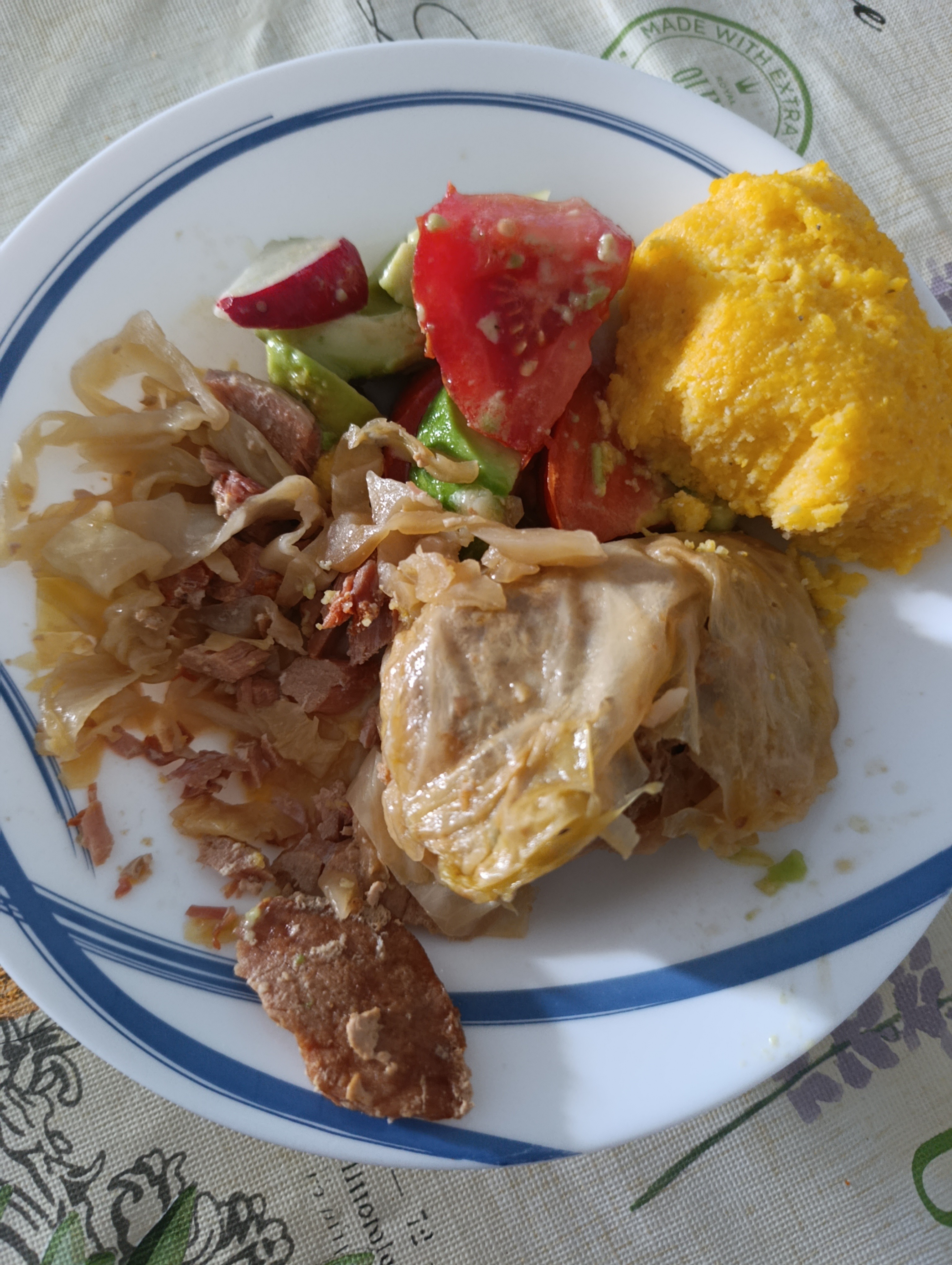 Repollo relleno y ensalada