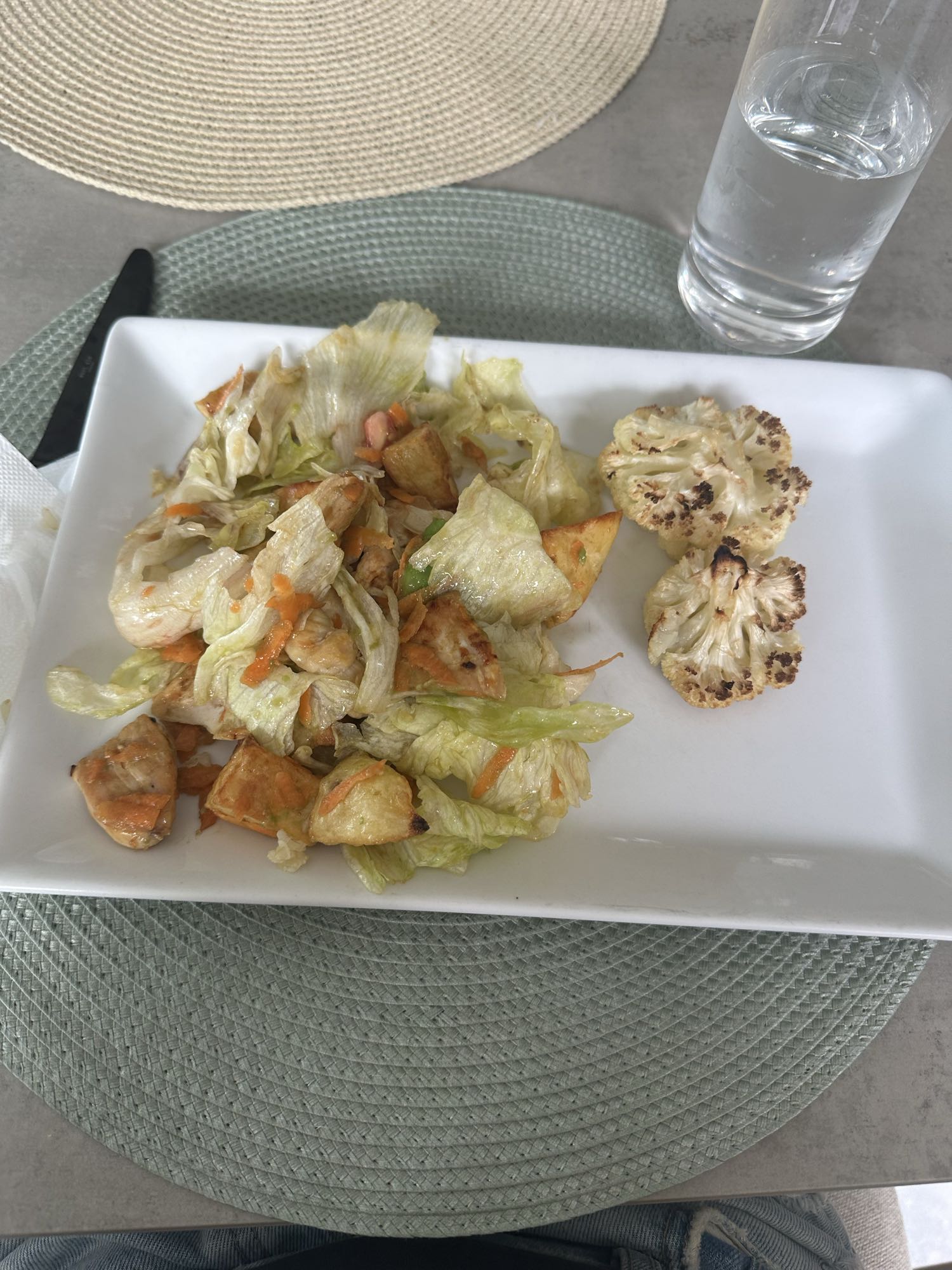 Ensalada con pollo y coliflor