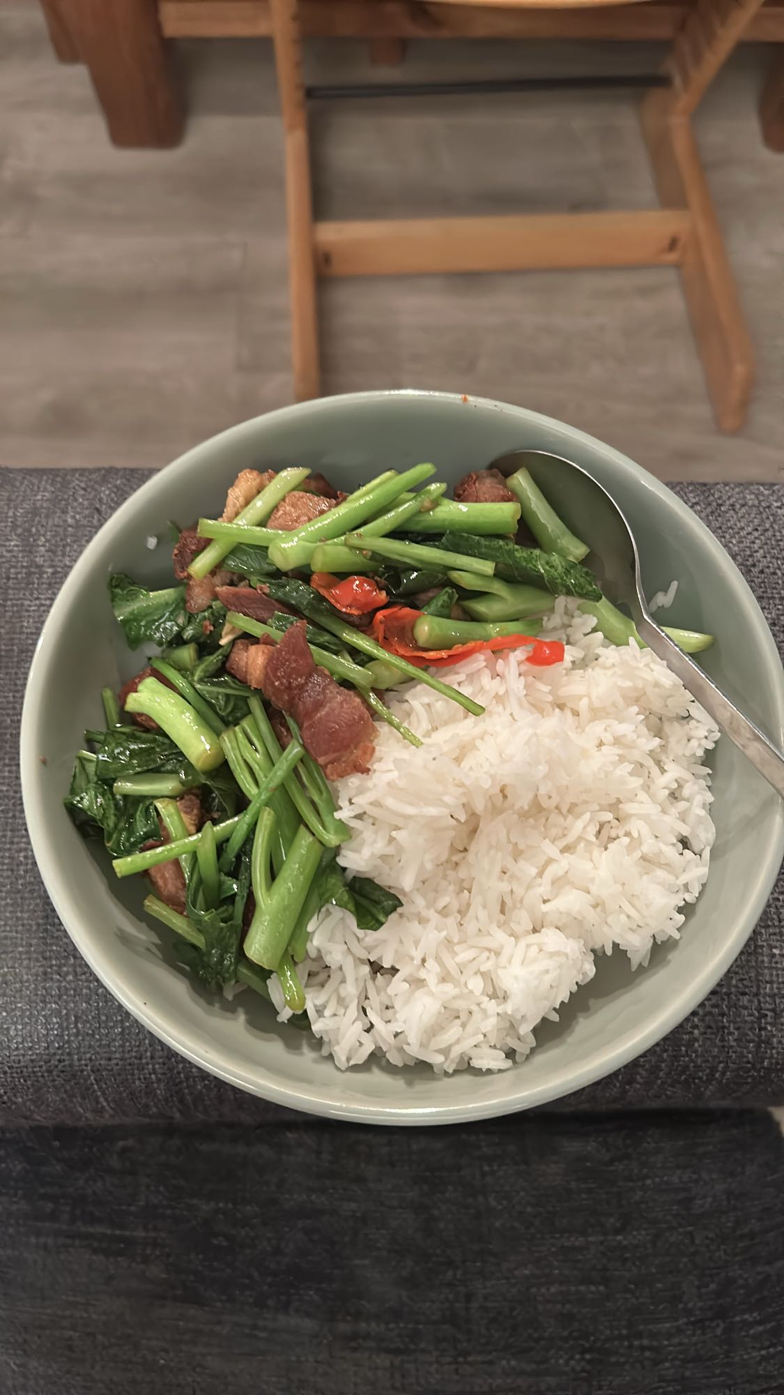 Ris med svinekjøtt og grønnsaker