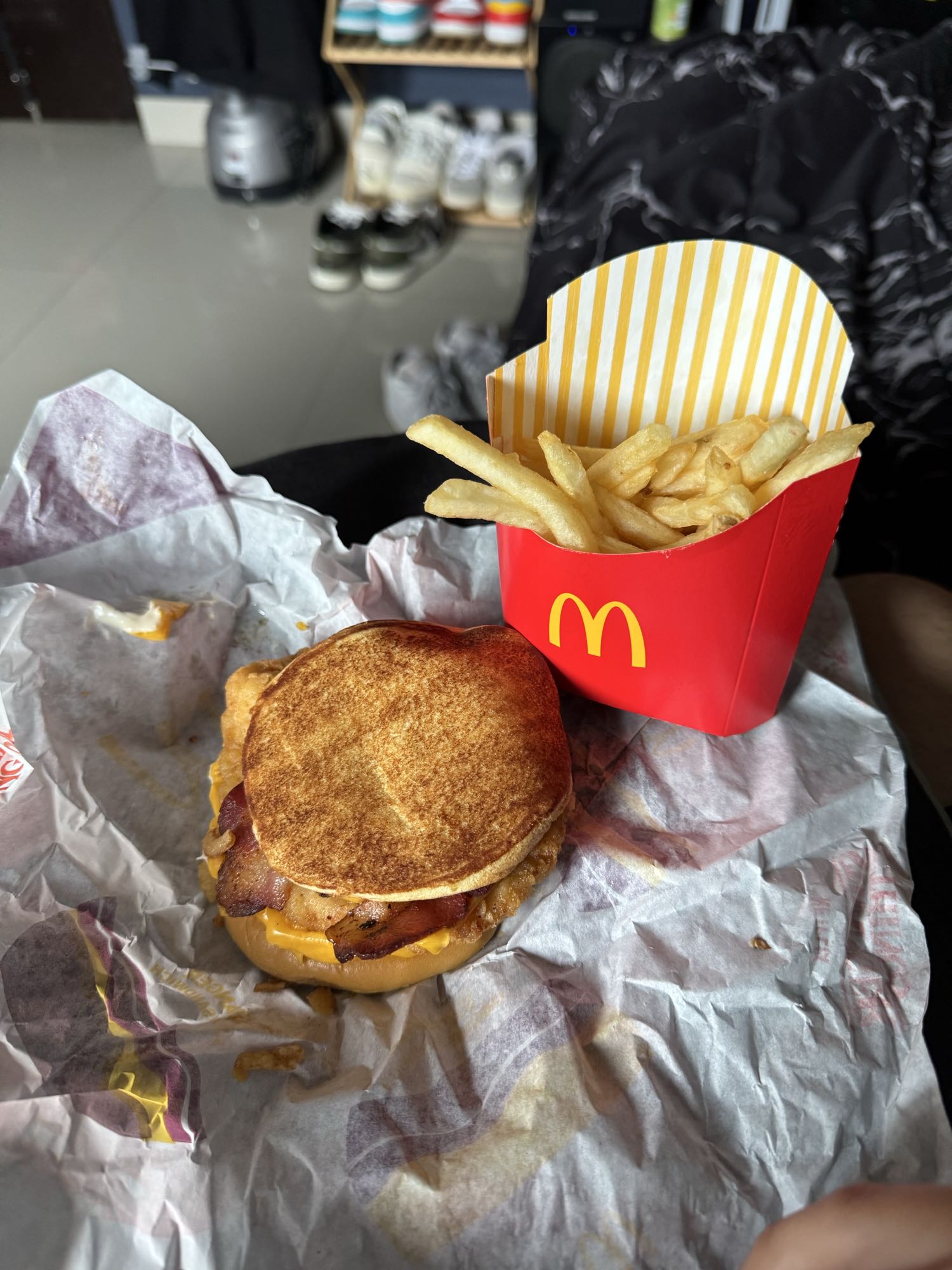 Hamburguesa y papas fritas