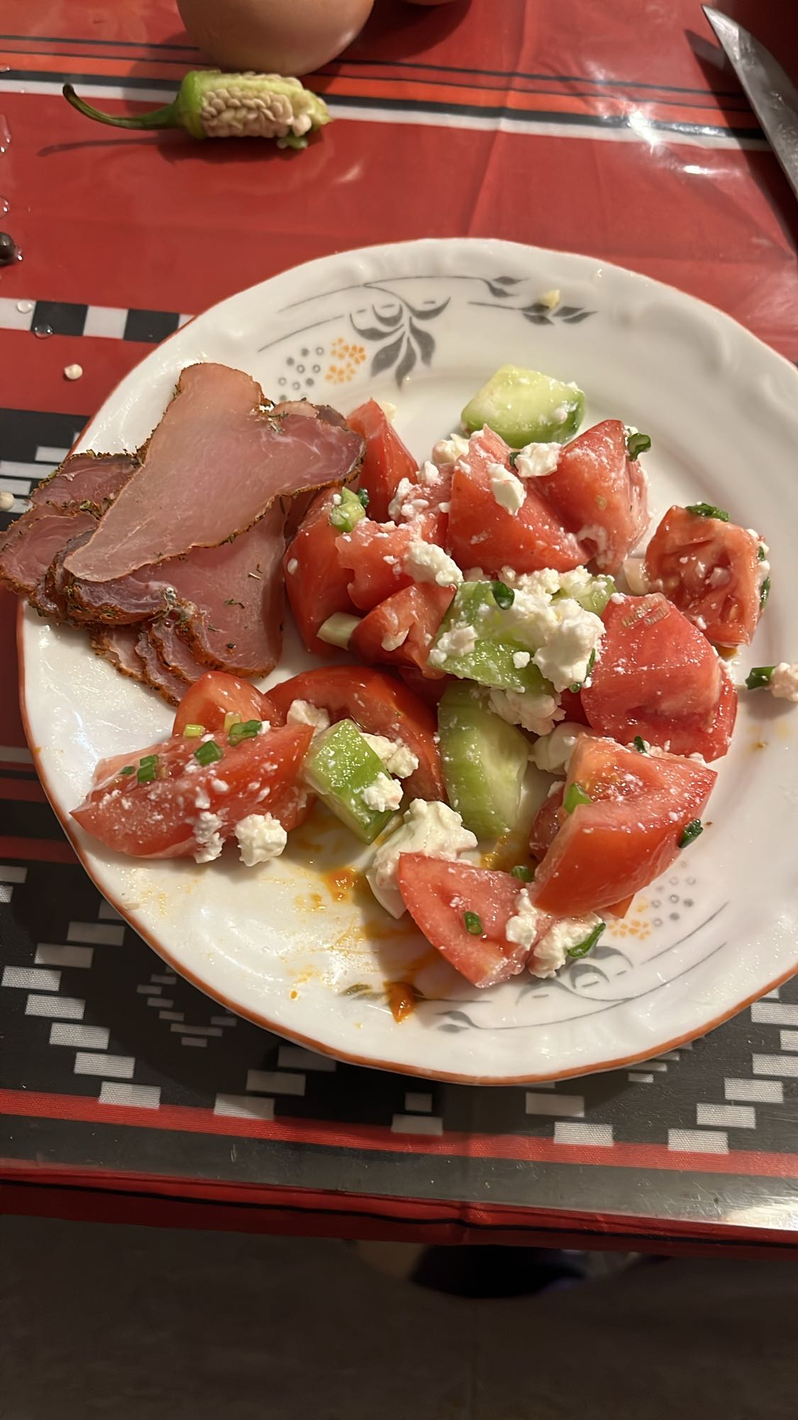 Салата с домати и пастърма