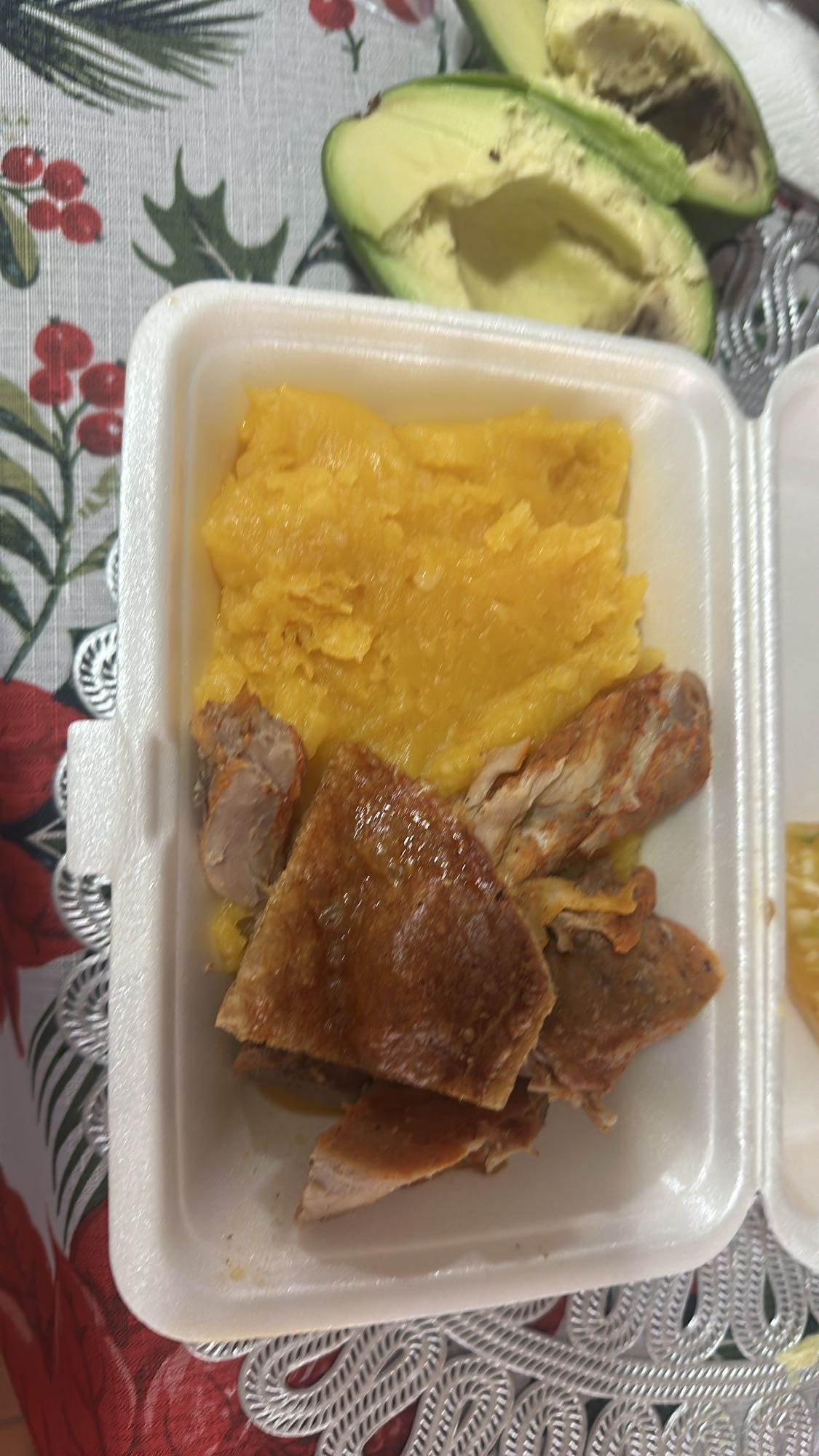 Cerdo, yuca y aguacate