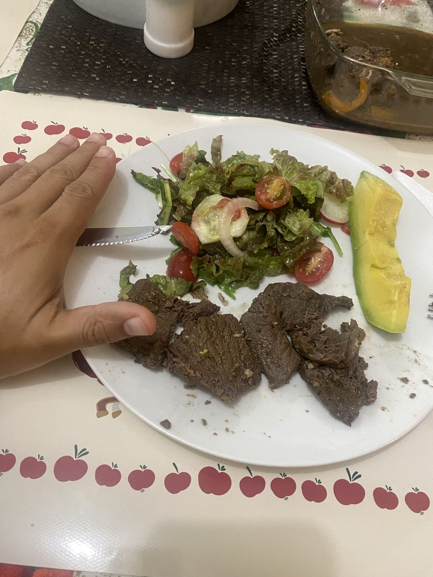 Carne con ensalada y aguacate