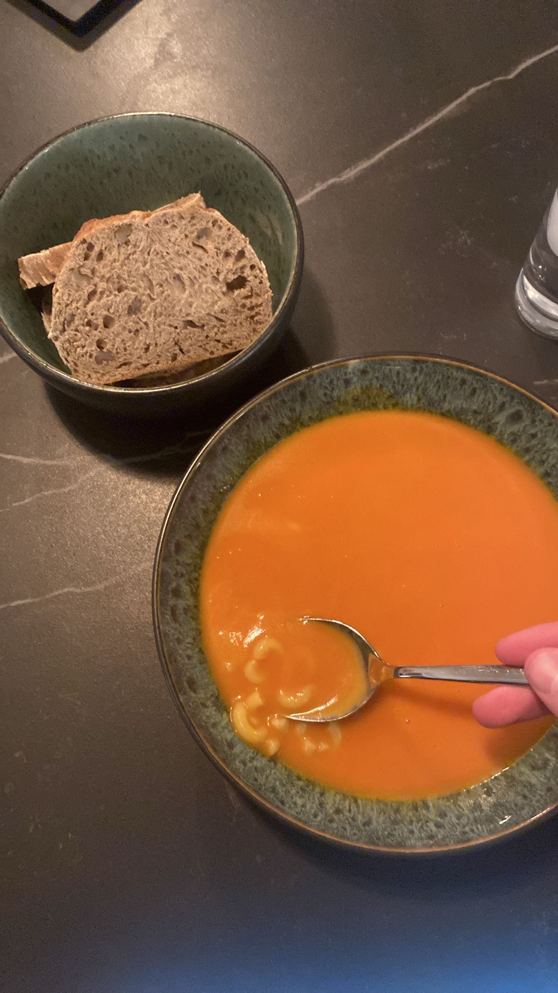 Tomatsuppe med brød
