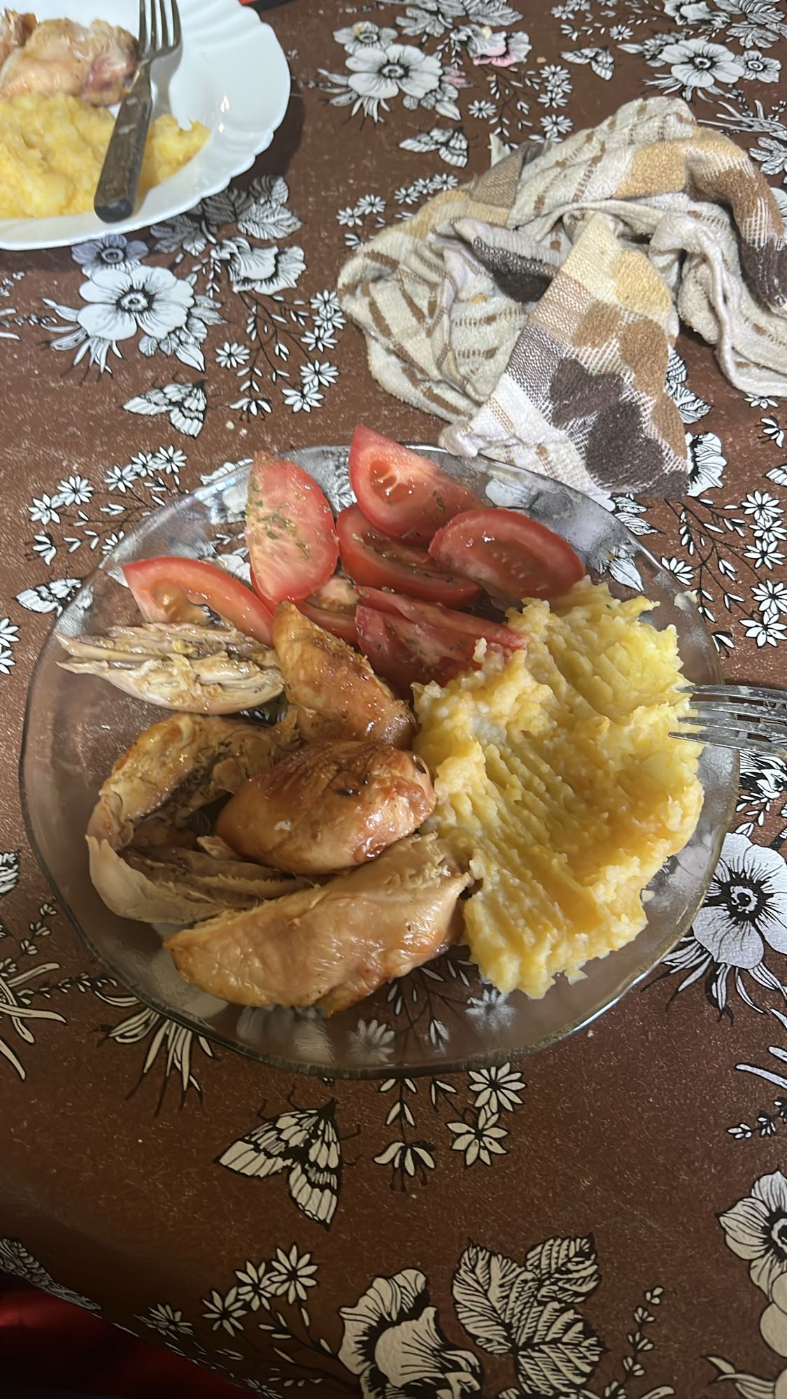 Pollo con puré y tomate