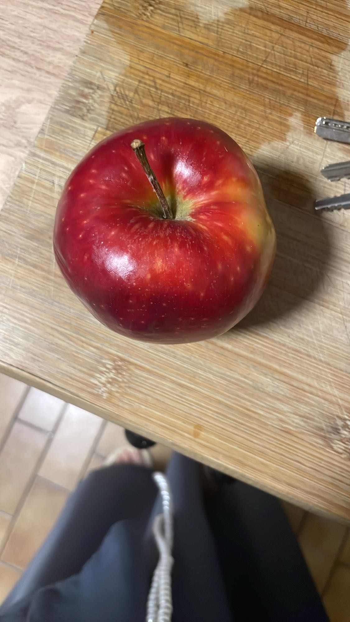 Pomme rouge entière