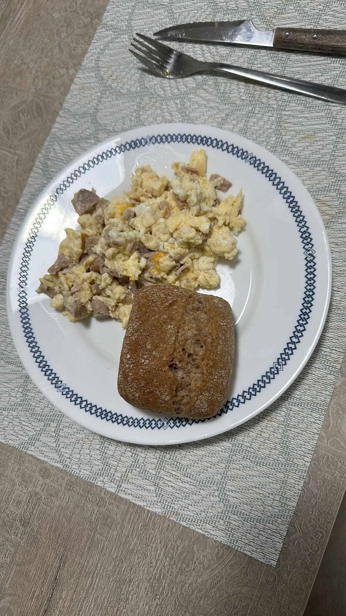 Atún con claras y yema de huevo y un pan integral