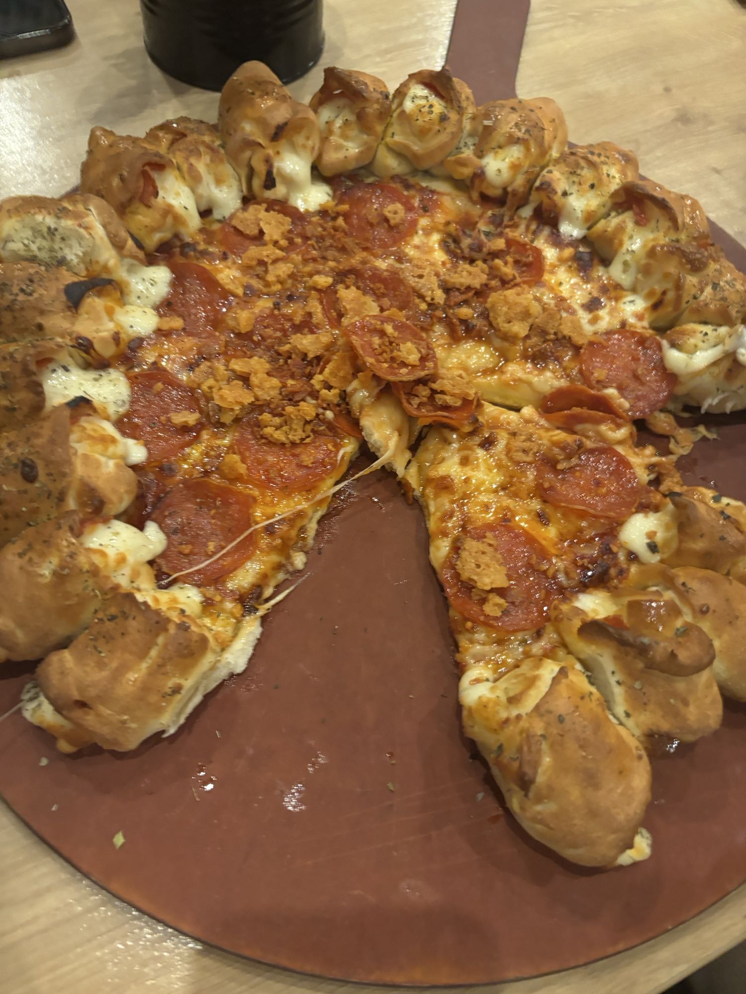 Pizza pepperoni z serem w brzegach