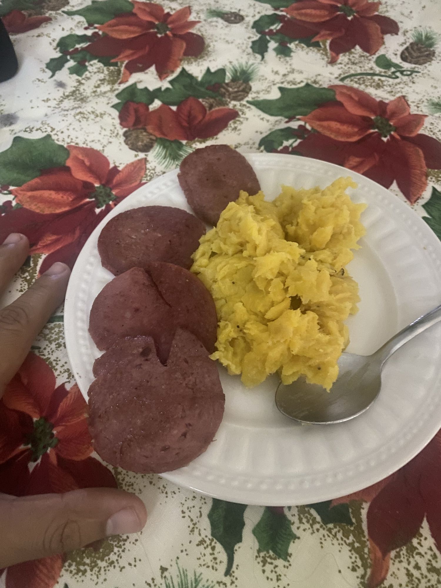 plátano maduro hervido y salami