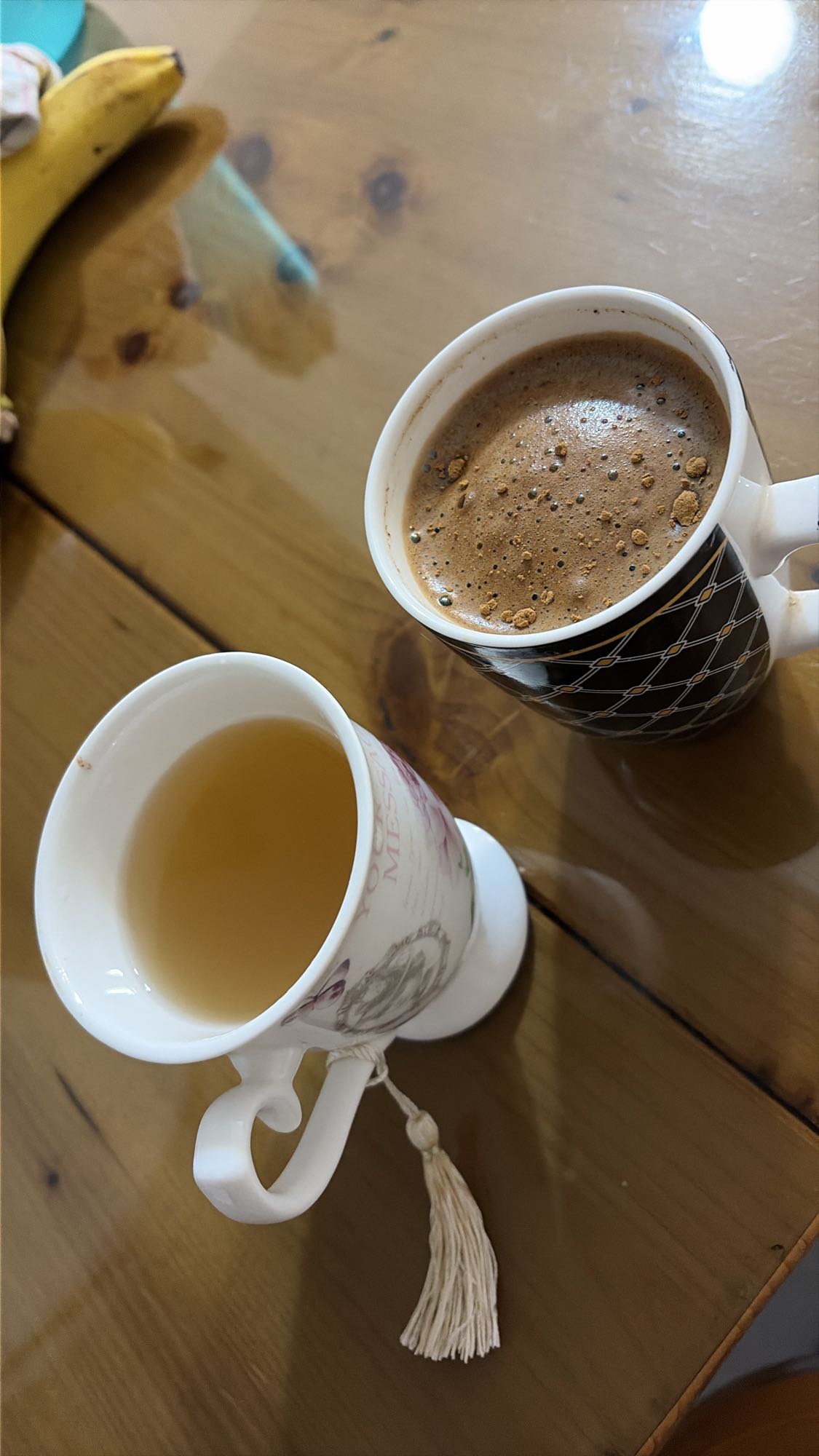 Cafea simplă cu scorțișoară și ceai cu Fervex