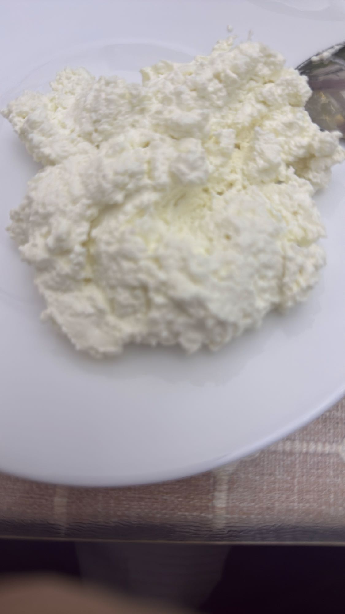 Творог на тарелке