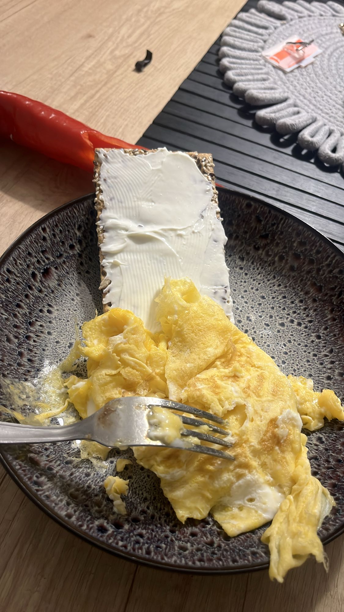 Omletă cu cremă și cracker