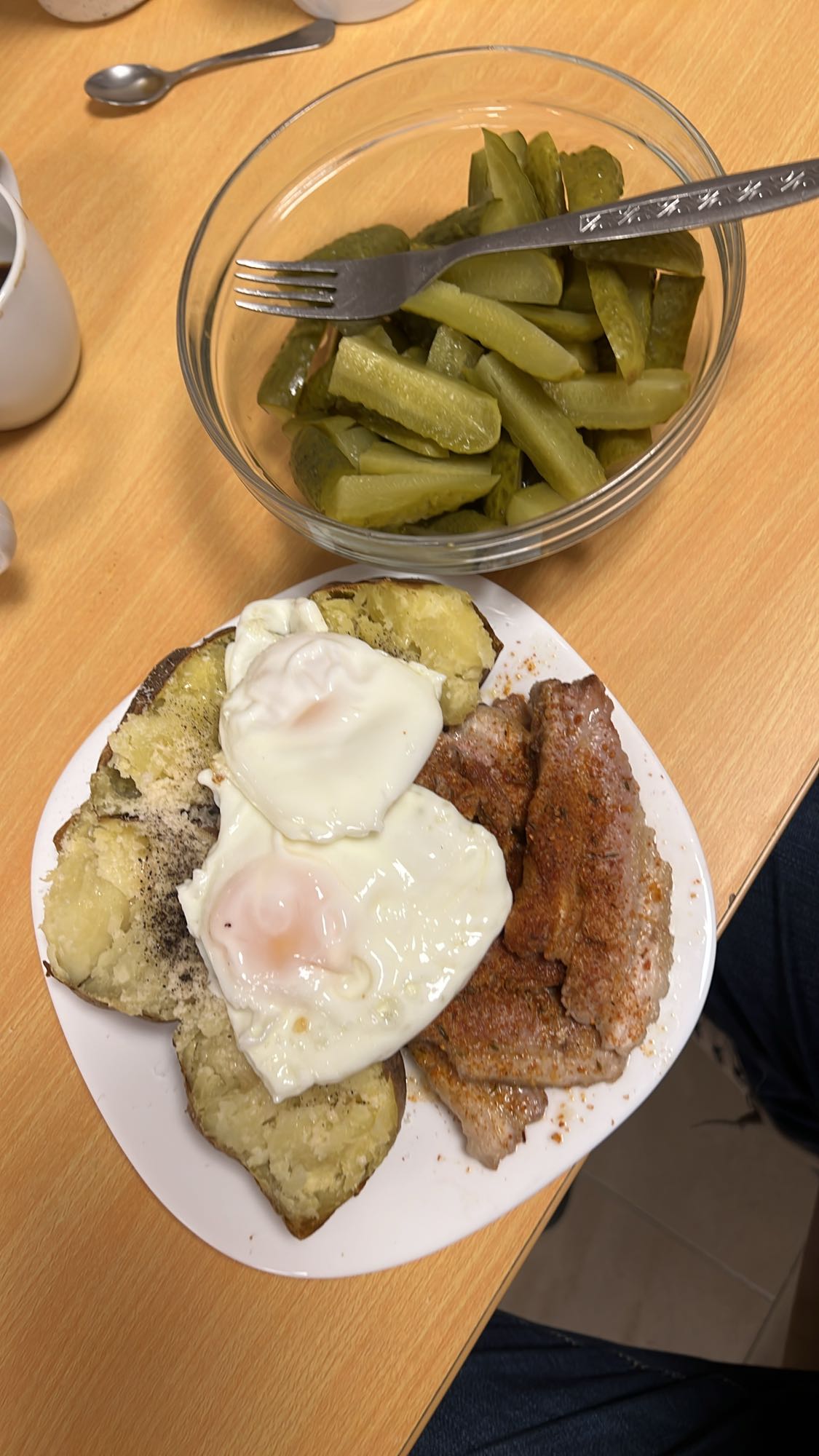 Cartofi, ouă, carne, castraveți