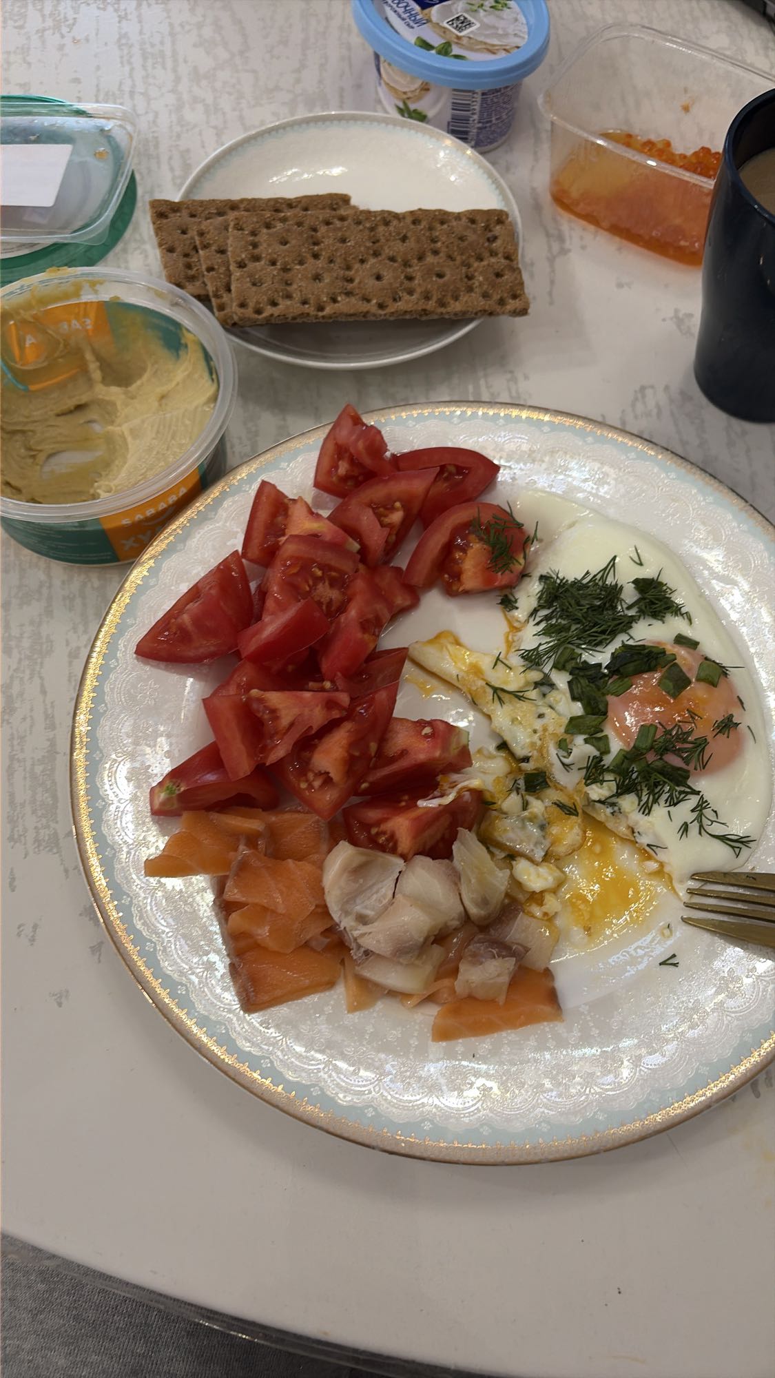 Завтрак с яйцами и рыбой