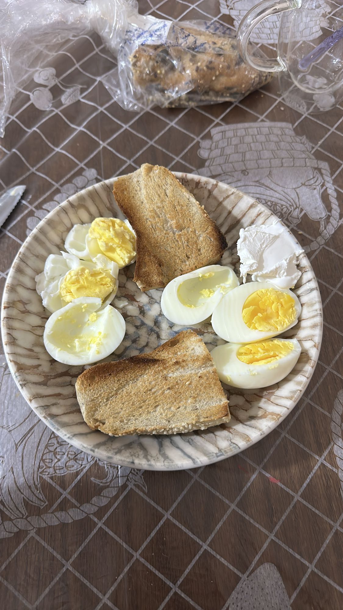 Oeufs, pain grillé, fromage