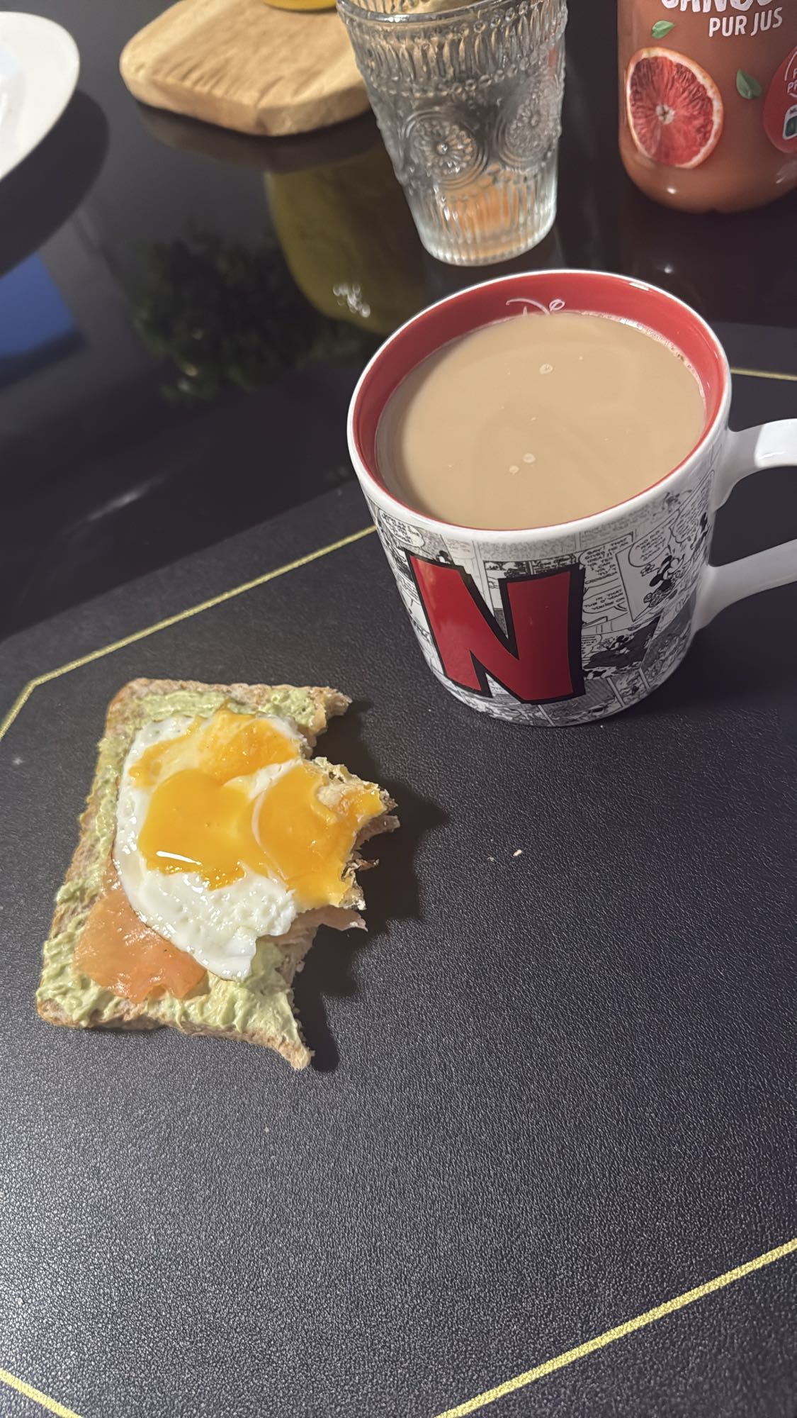 Tartine œuf saumon café