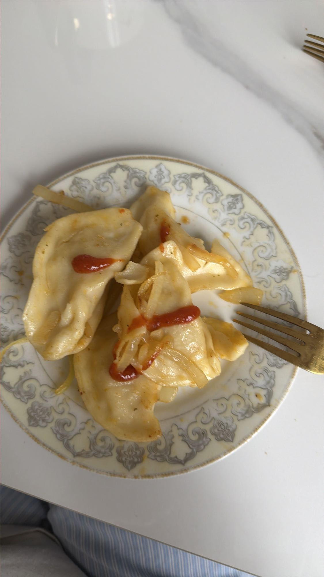 вареники с луком и соусом