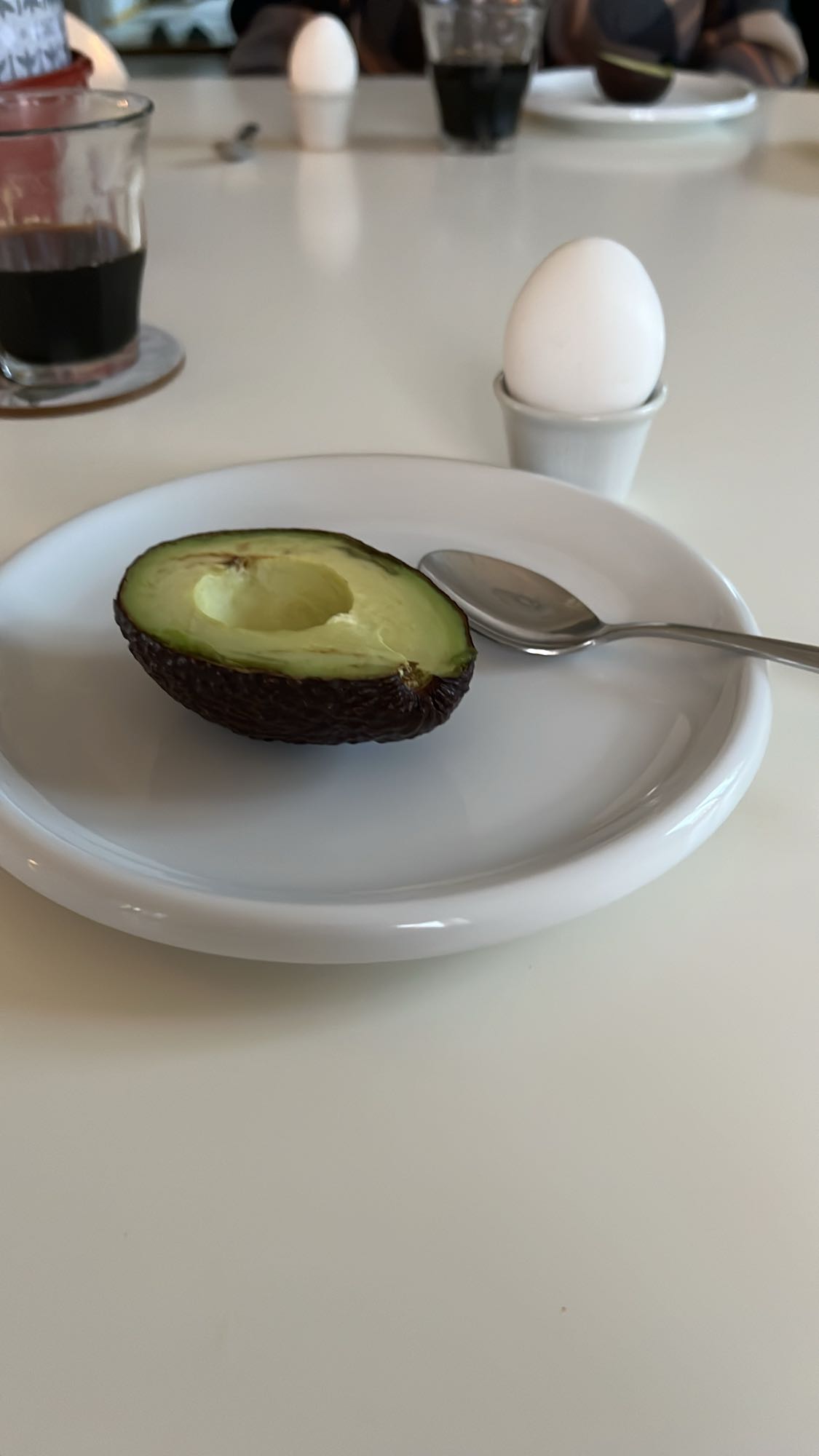 Avokado och kokt ägg