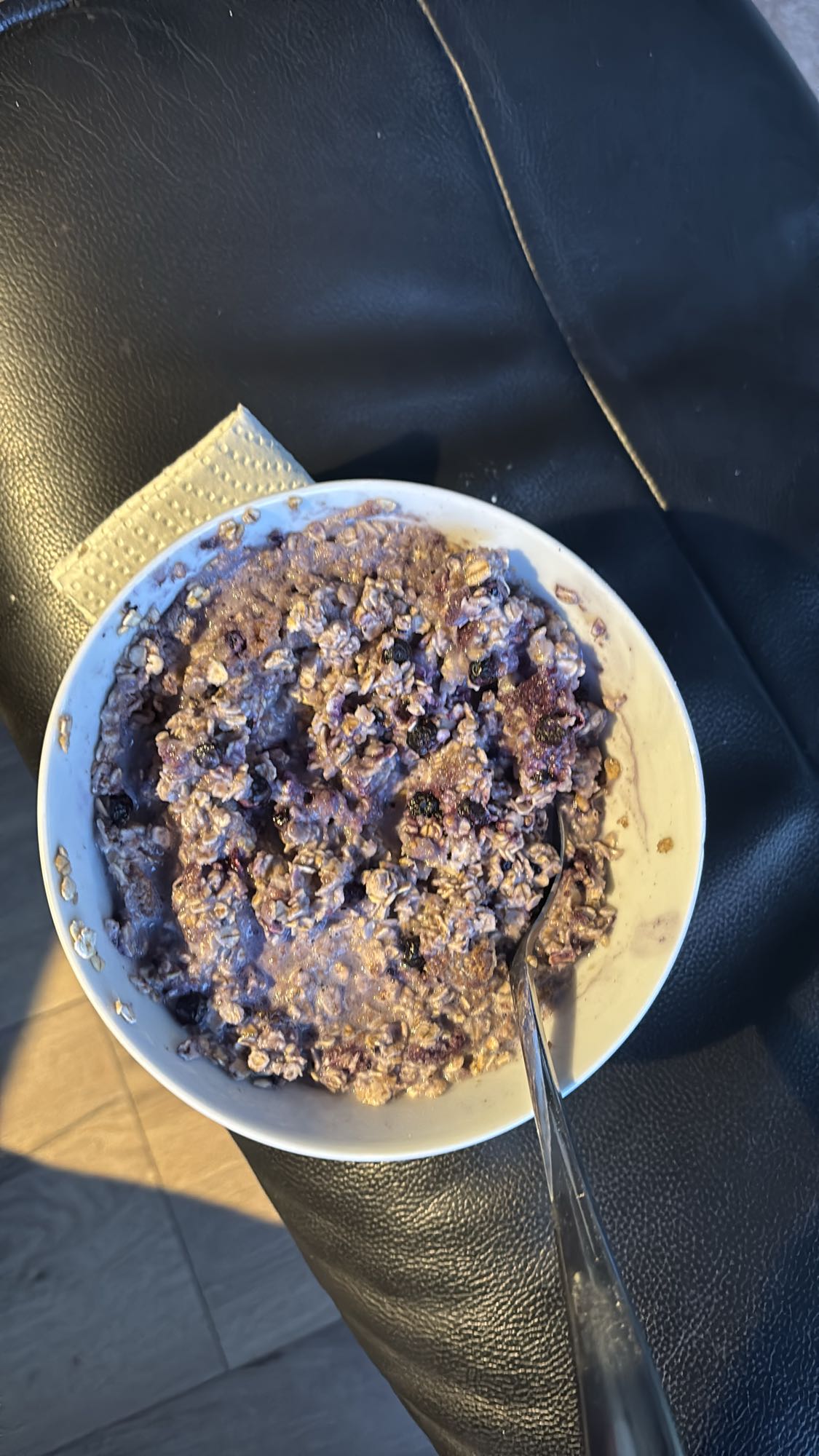 Blåbær havregrøt med protein og knekkebrød