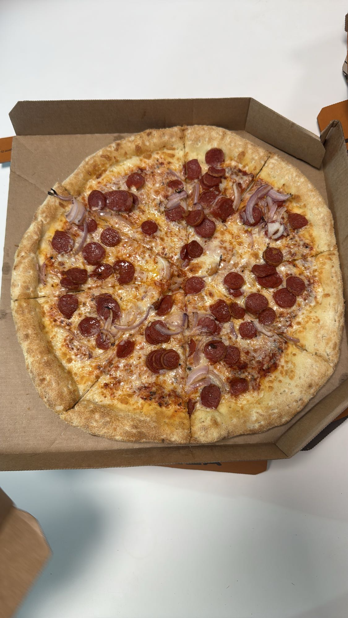 пицца пепперони с луком