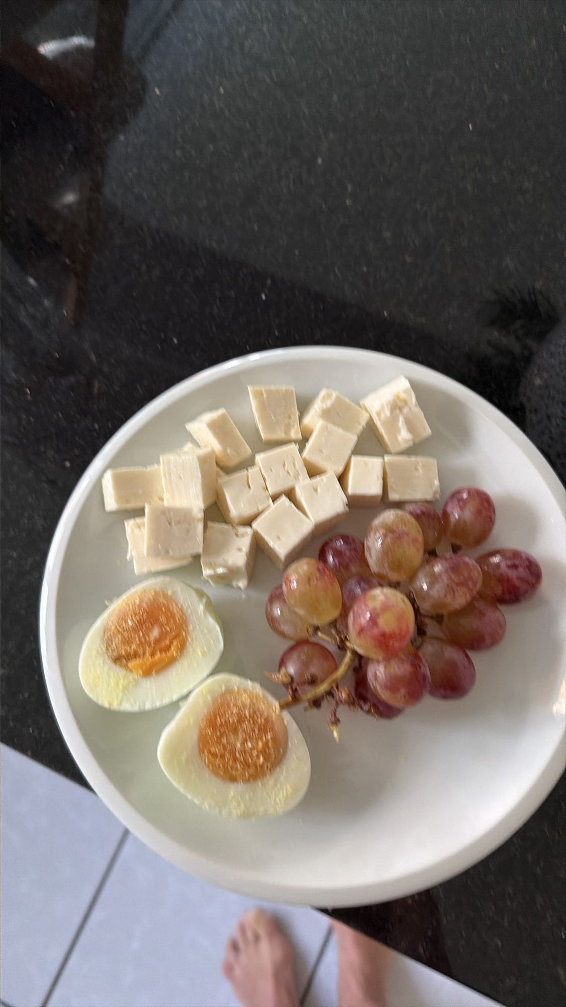 Ei, Trauben und Käse Teller