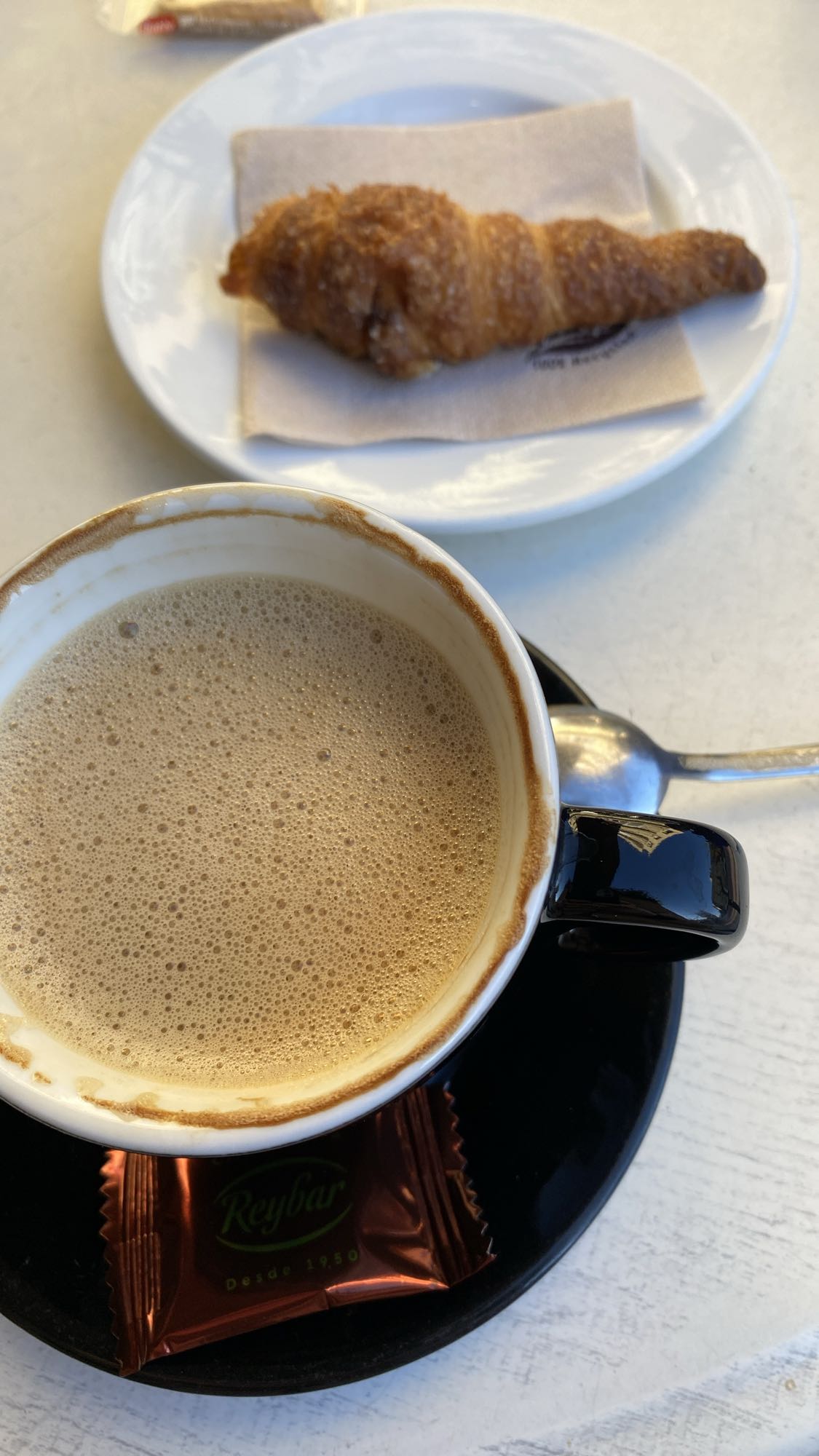 Café con croissant y chocolate