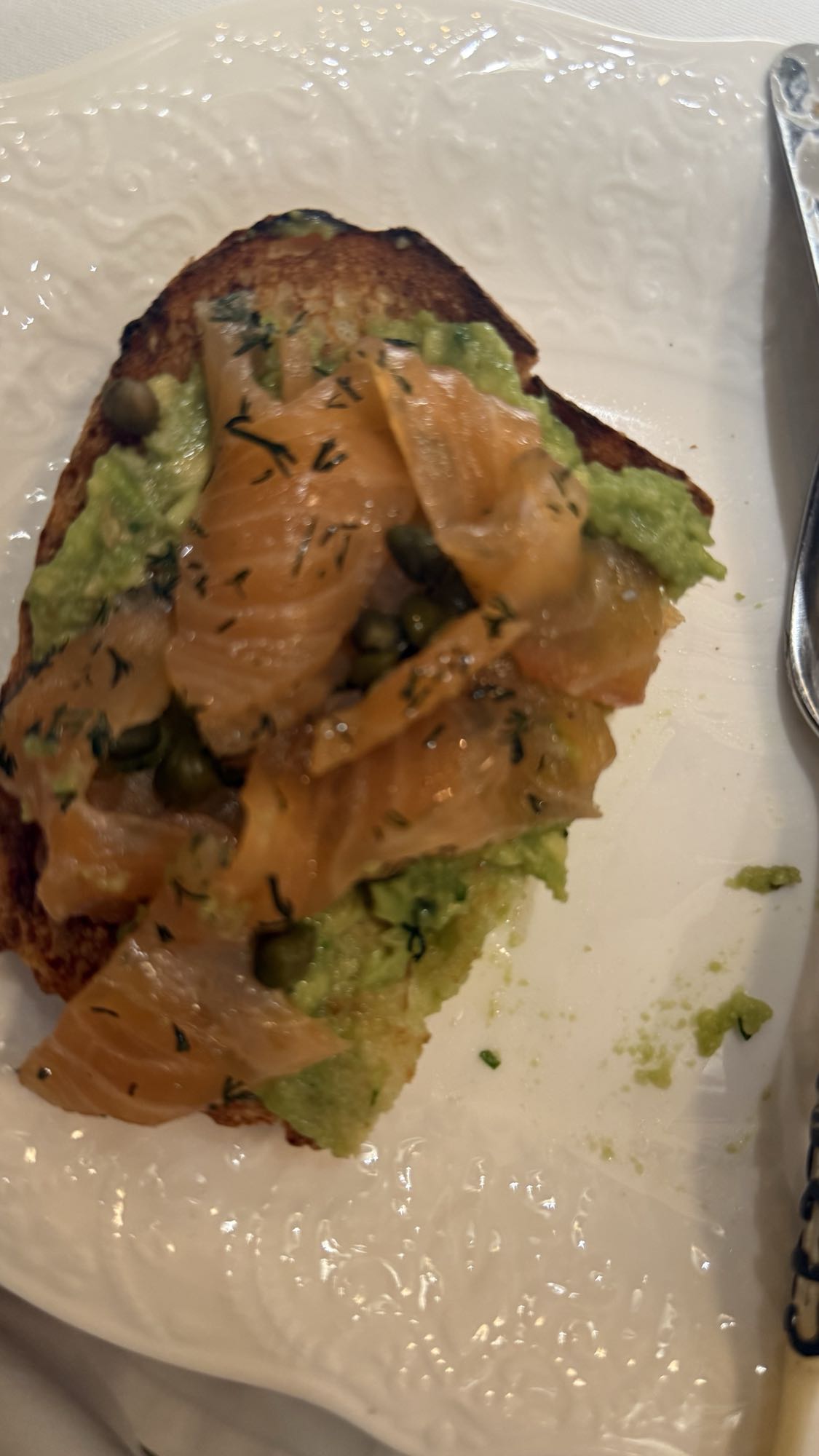 тост с лососем и авокадо