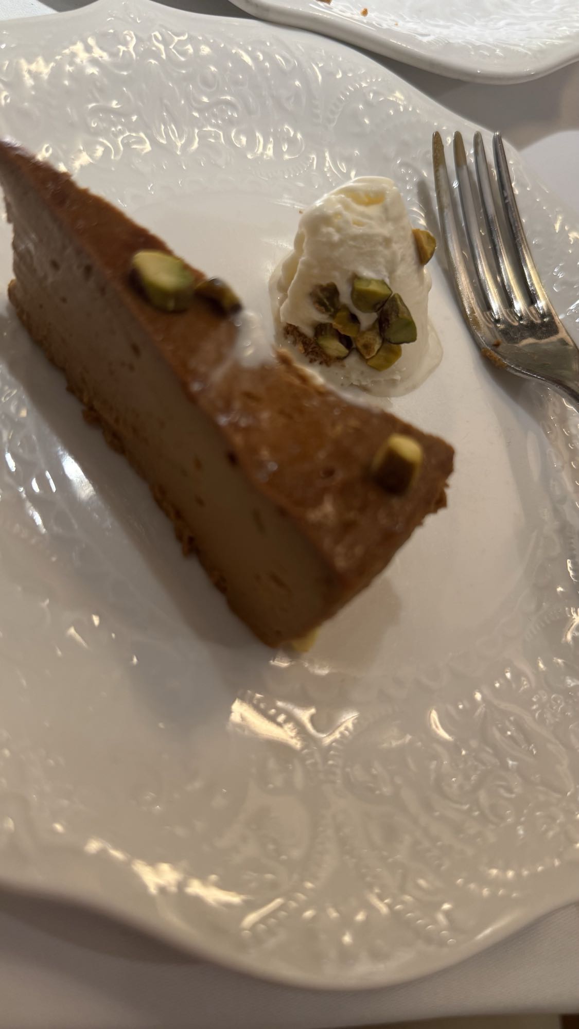 Чизкейк с мороженым и фисташками