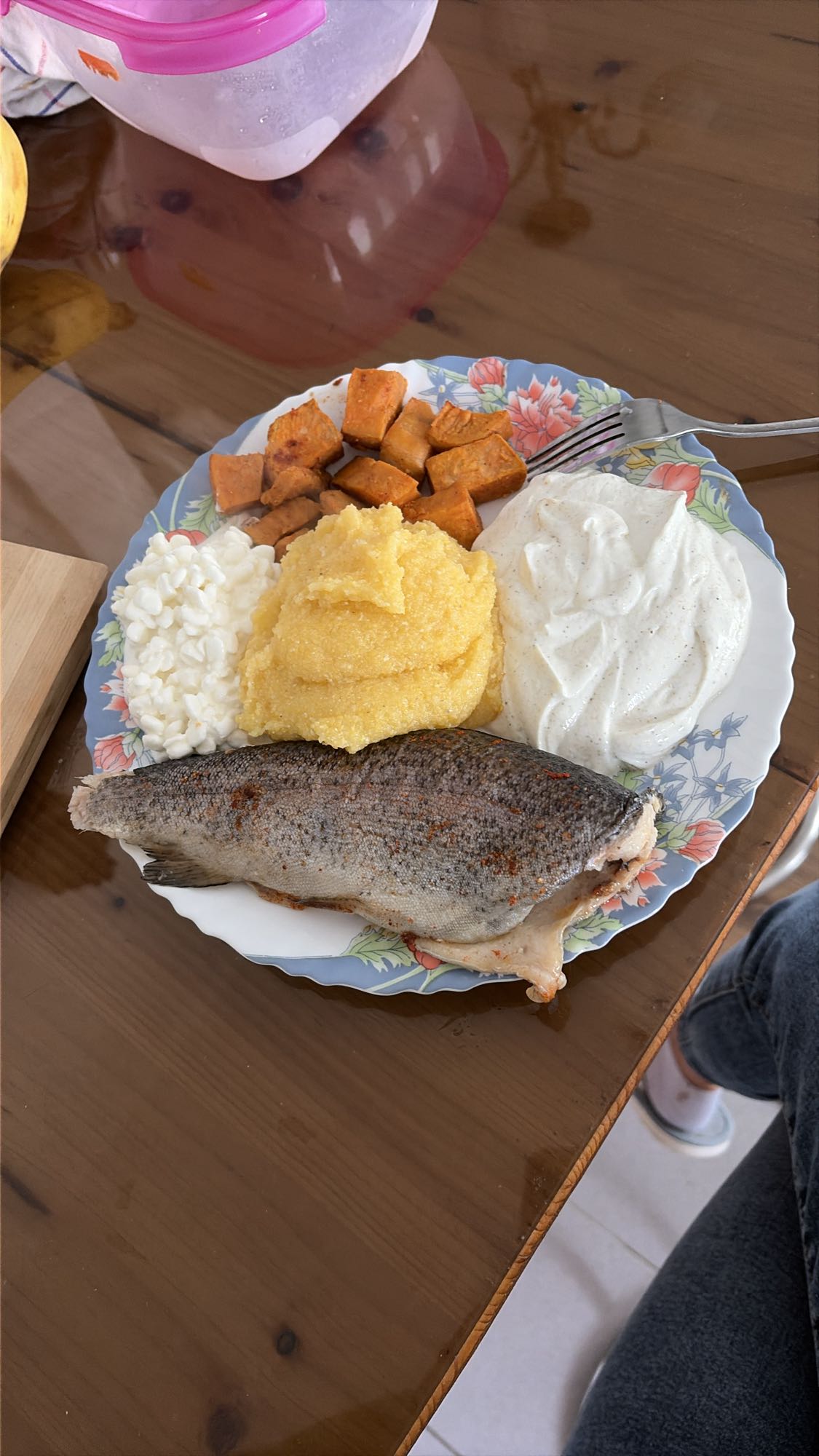 Păstrăv la cuptor cu mămăligă, cartof dulce, brânză cottage și iaurt proteic