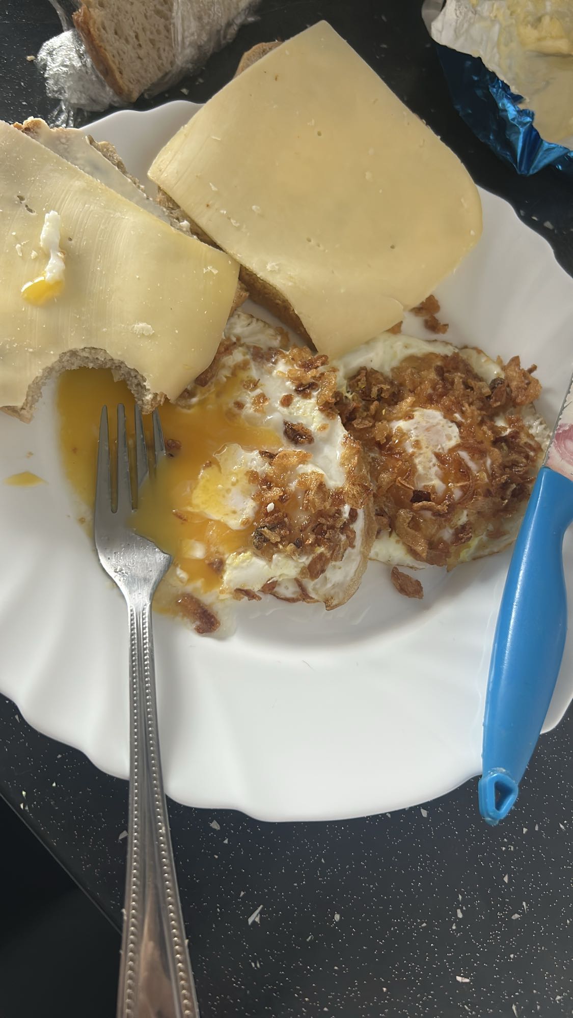 Jajka sadzone z chlebem i serem