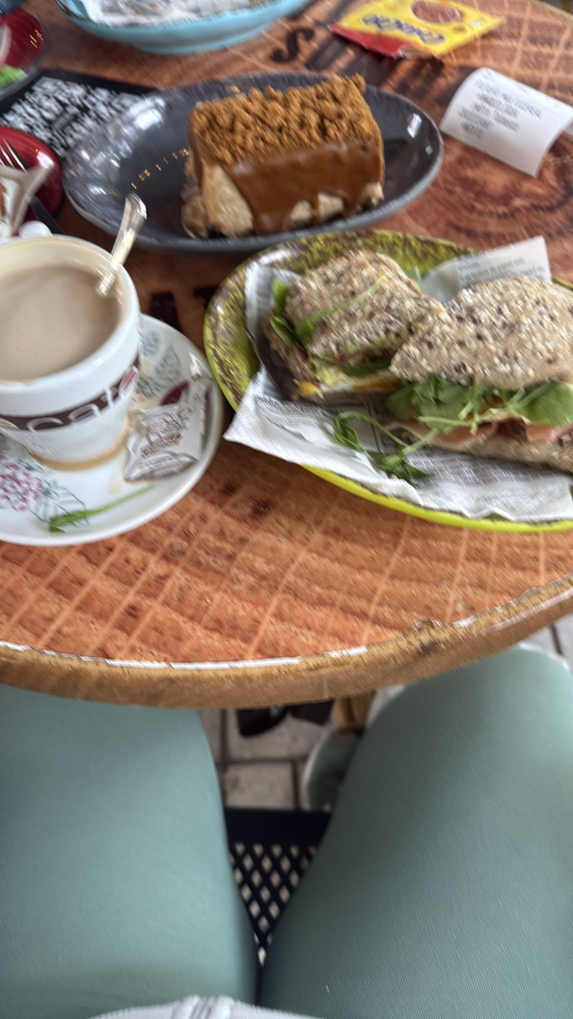 Pan integral con bacon, queso, mayonesa, rúcula, huevo a la plancha y tarta de queso Lotus