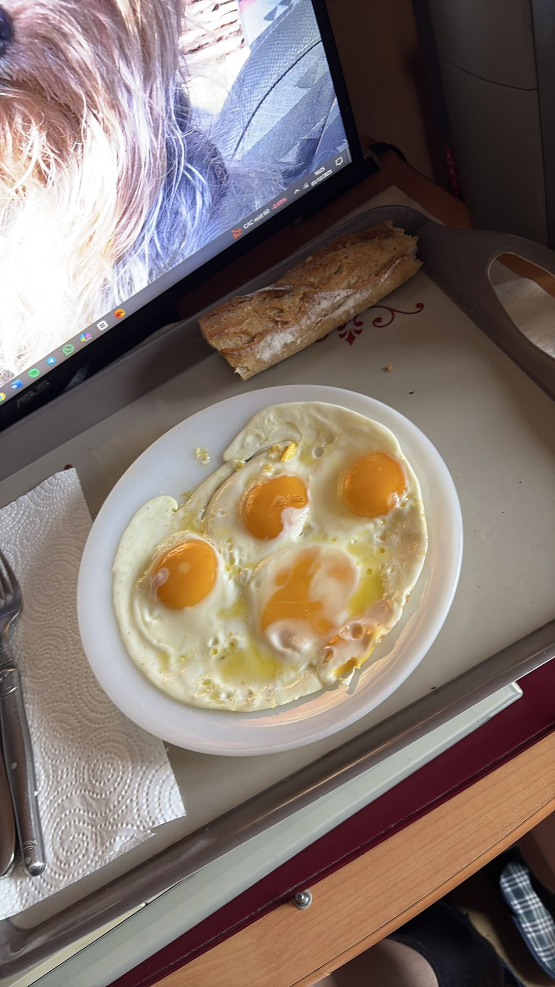œufs au plat et baguette