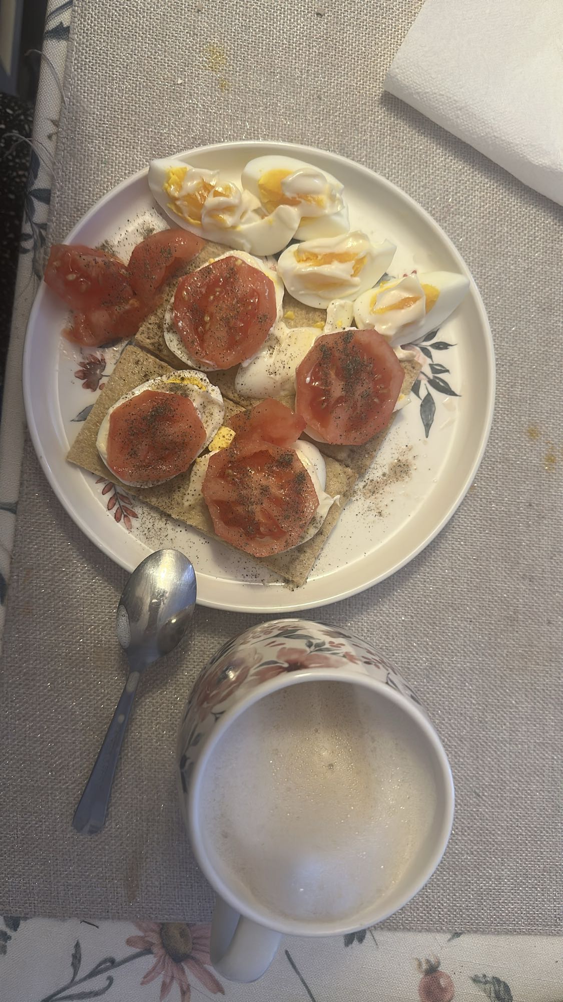 Jajka, pomidor, chrupkie pieczywo, kawa