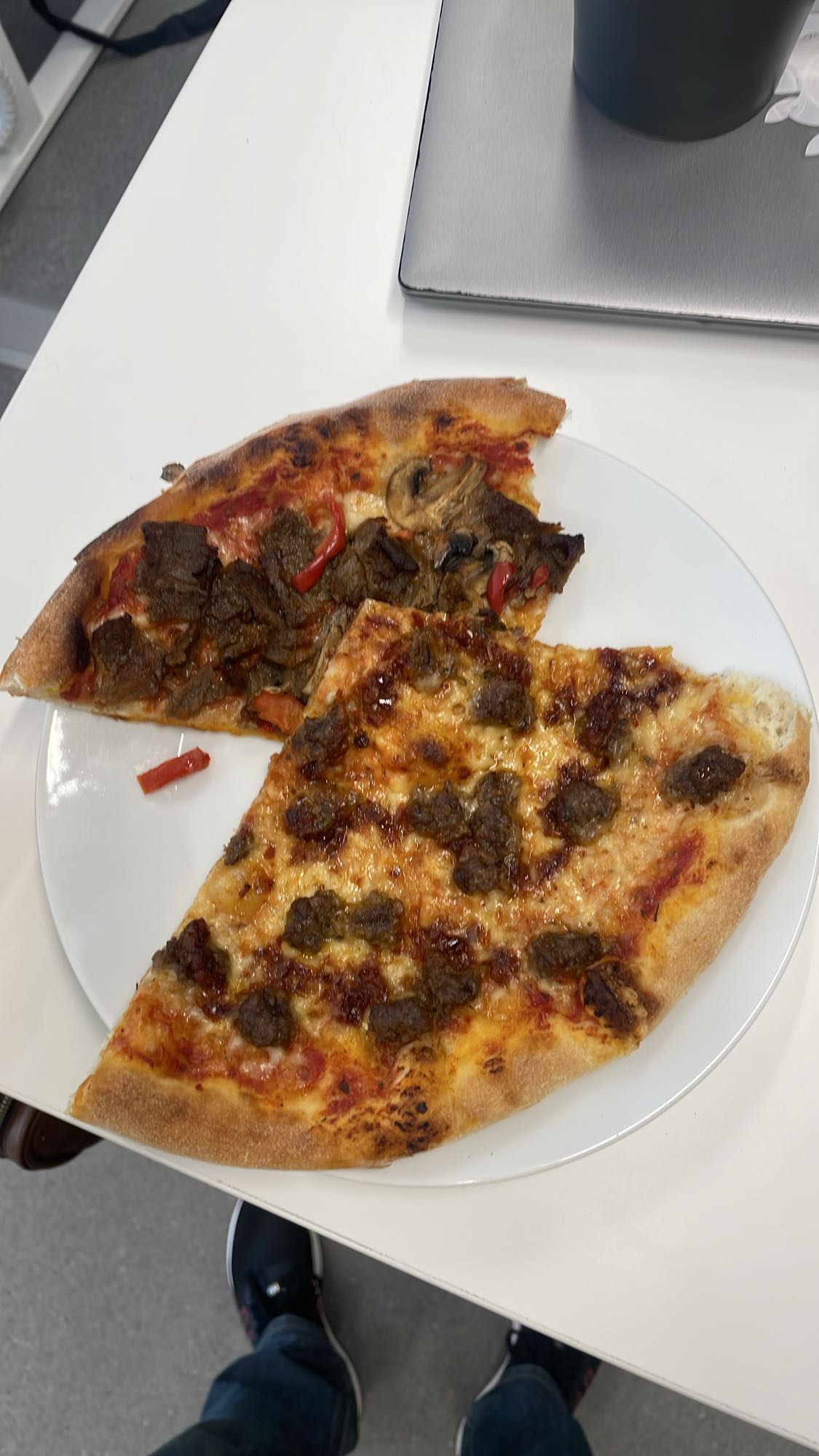 Köttpizza med grönsaker