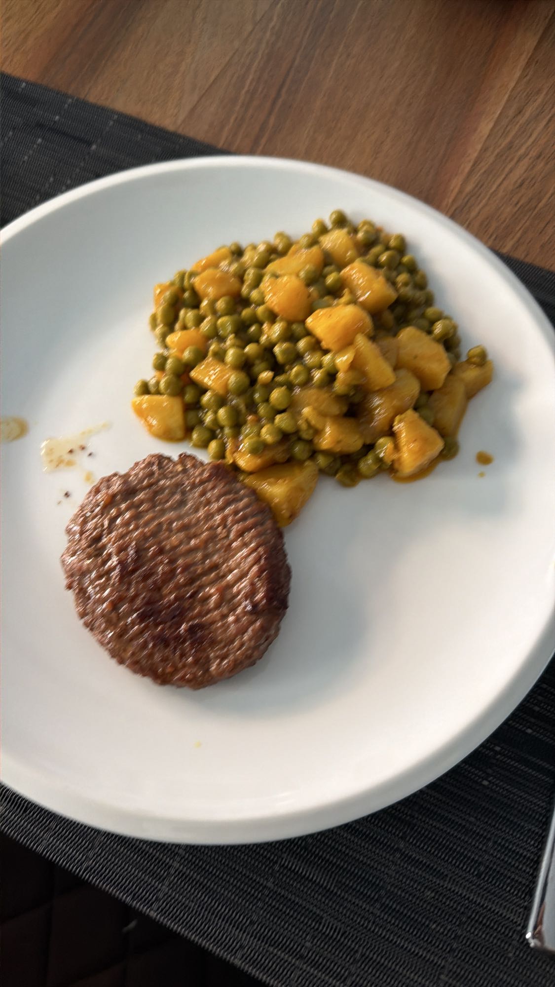 Burger ve bezelye yemeği