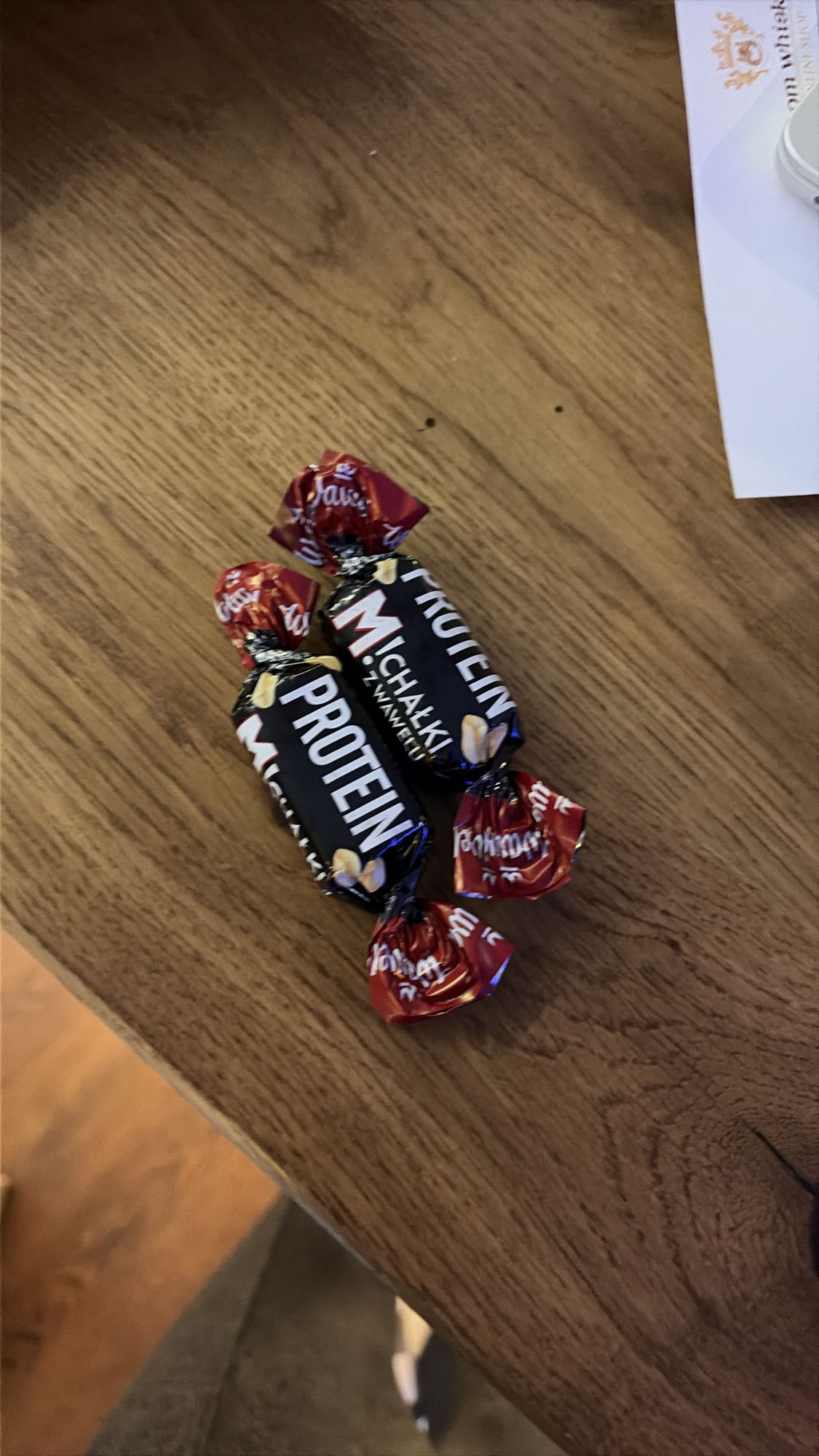 конфеты и протеиновые батончики