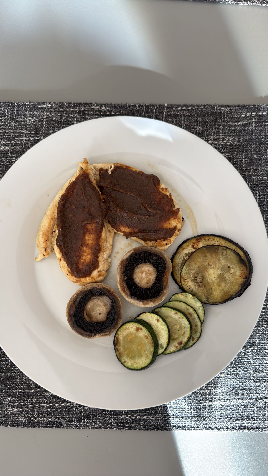 Piept de pui cu legume la grătar