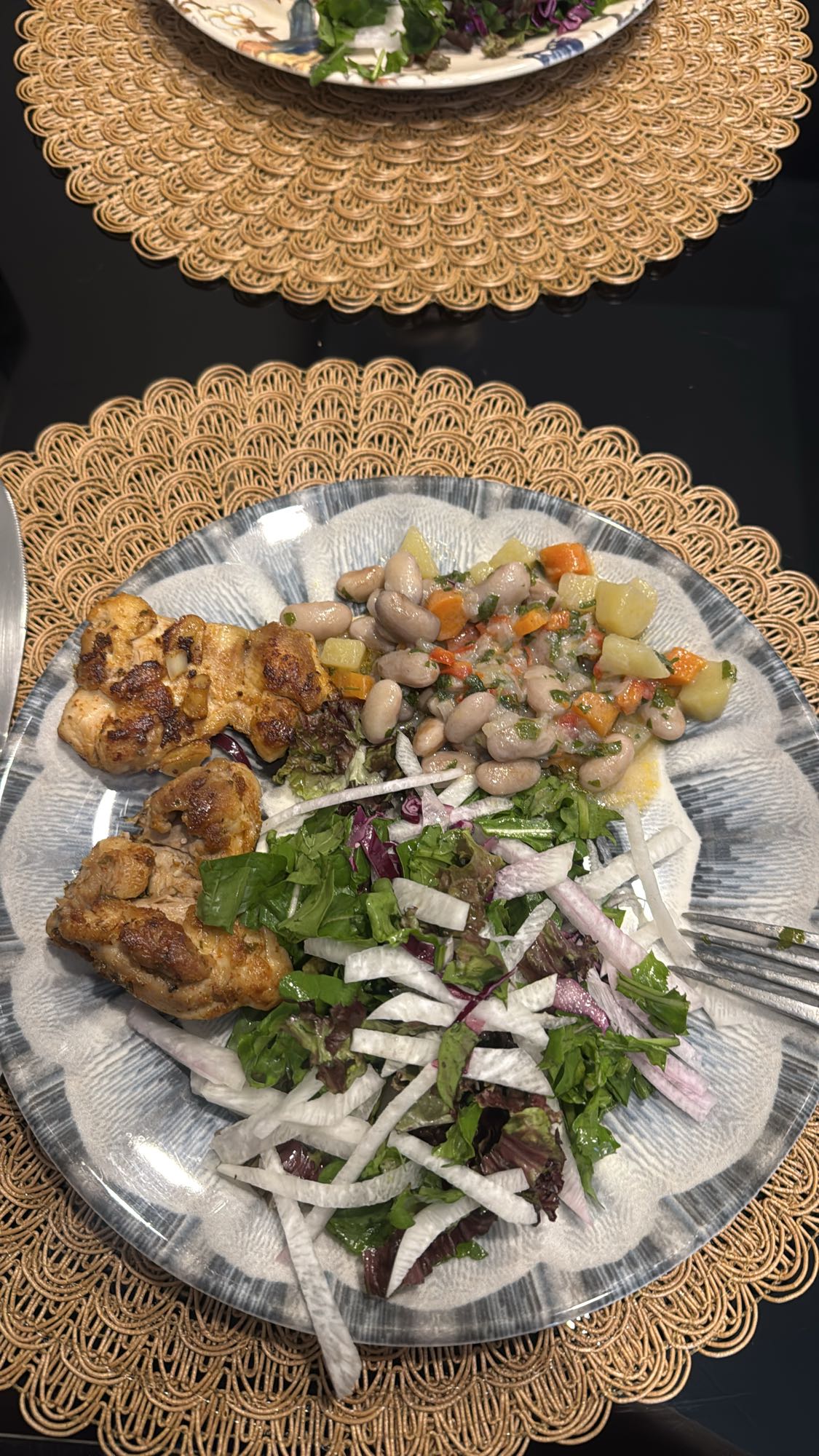 Курица с фасолью и салатом